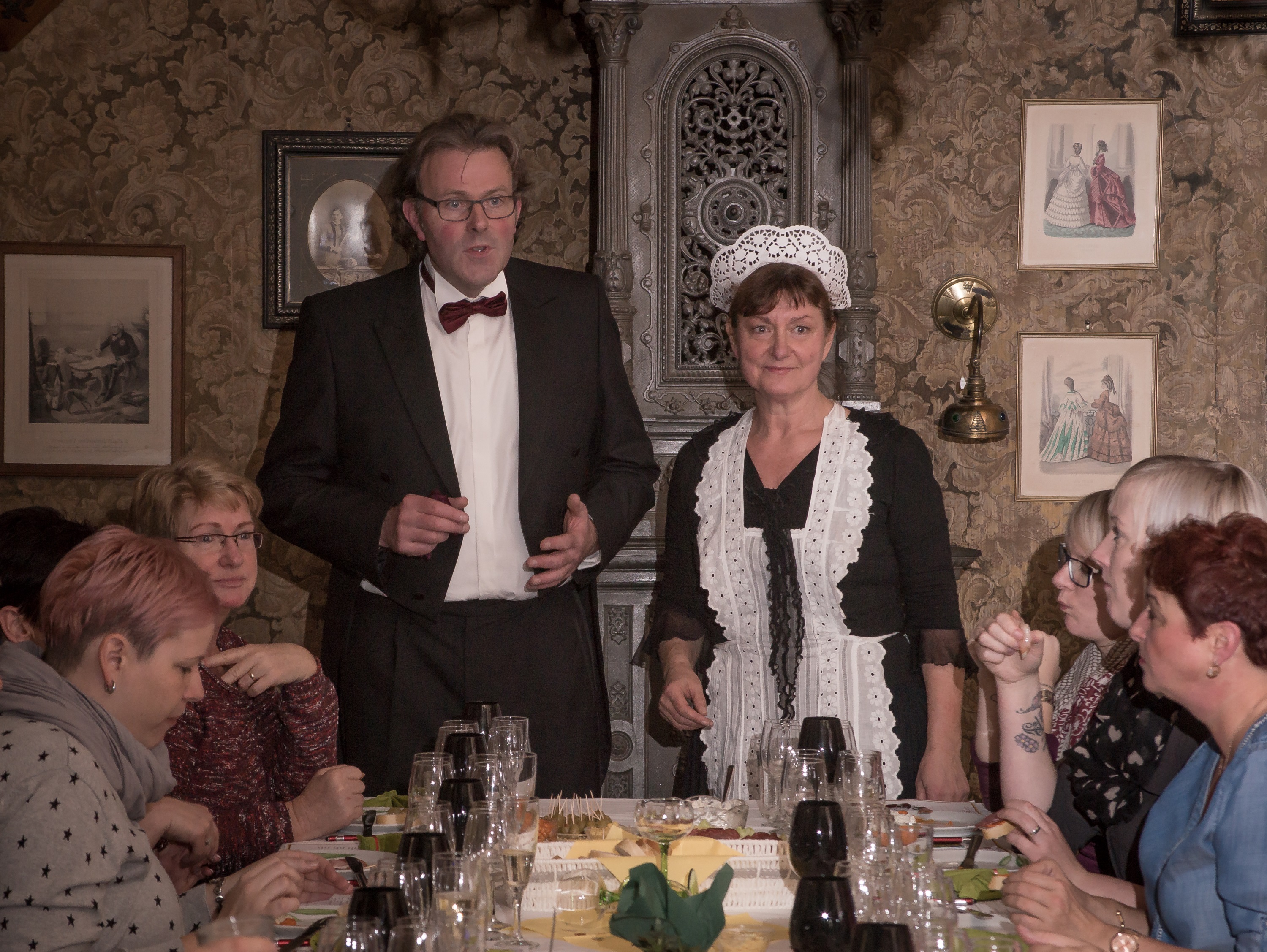 Die Dienstmagd der Familie und ihr Gast, der Weinkenner aus der Pfalz, erwarten ihre Gäste zu einem Erlebnisabend der besonderen Art im Schraube- Museum.