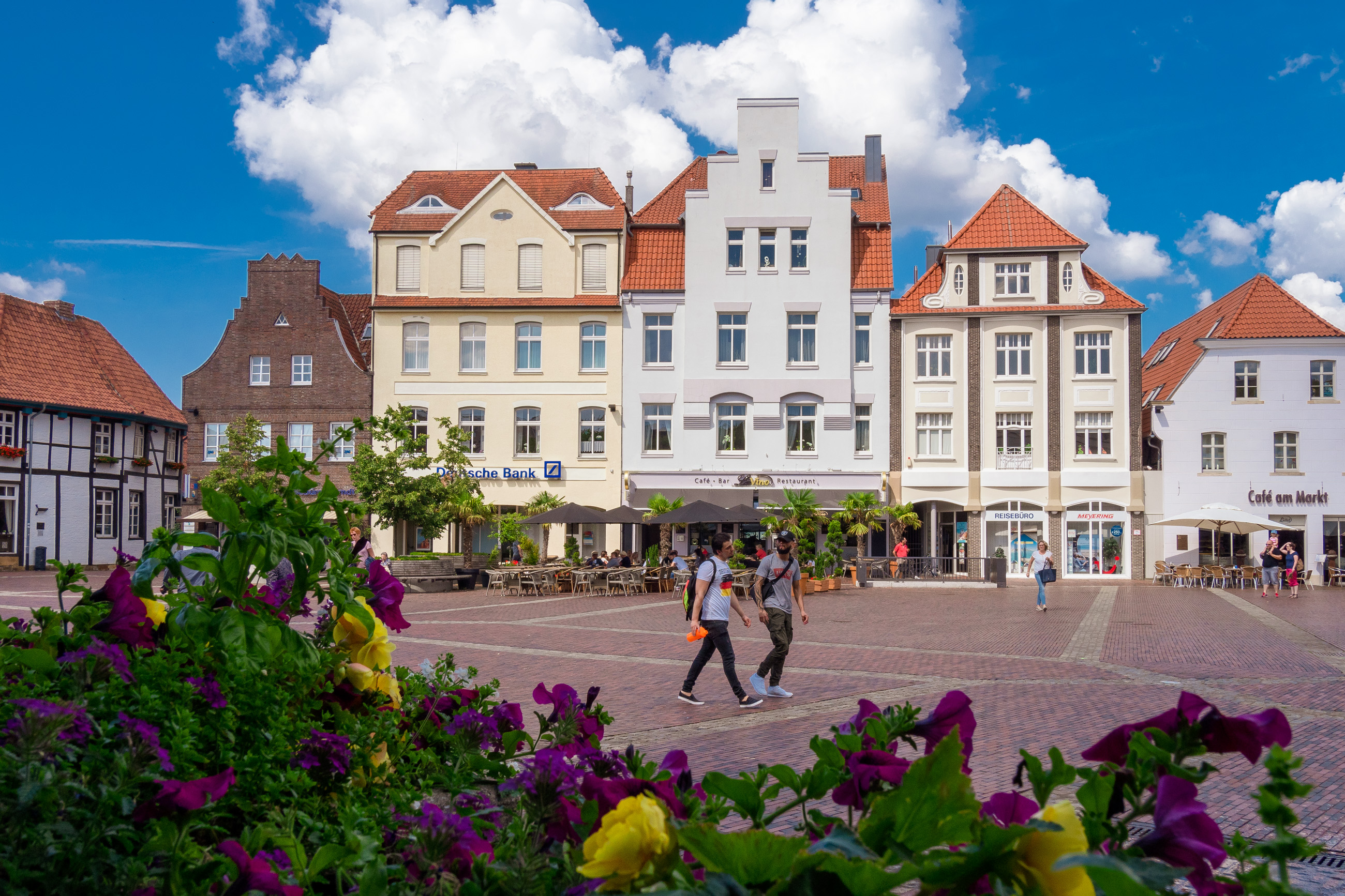 Marktplatz mit alten Bürgerhäusern