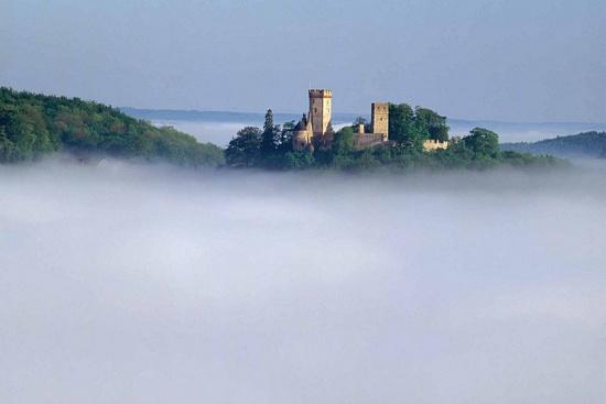 Burg im Nebel