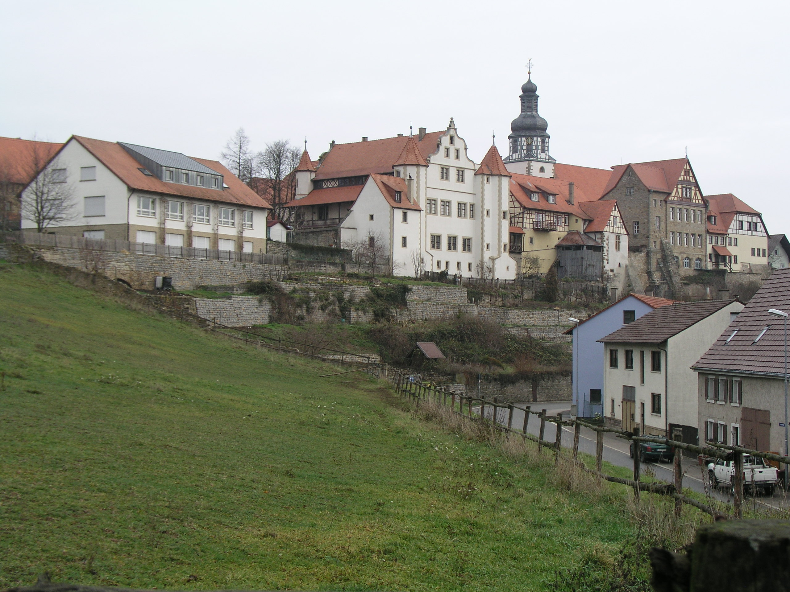 Graf-Eberstein-Schloss mit Trockenmauern in Gochsheim