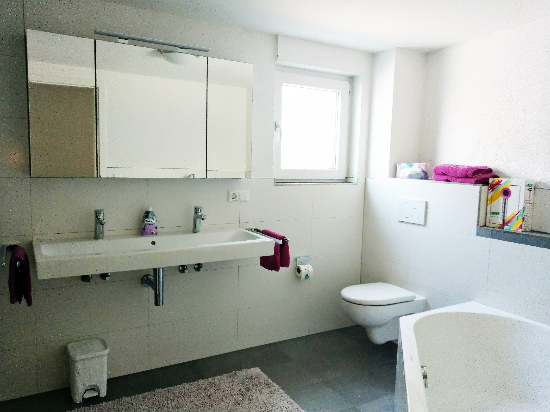 2. Badezimmer mit Badewanne, WC und Waschbecken