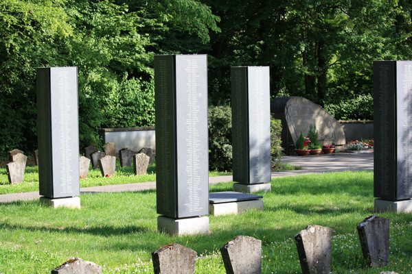Namenstafeln auf dem Friedhof