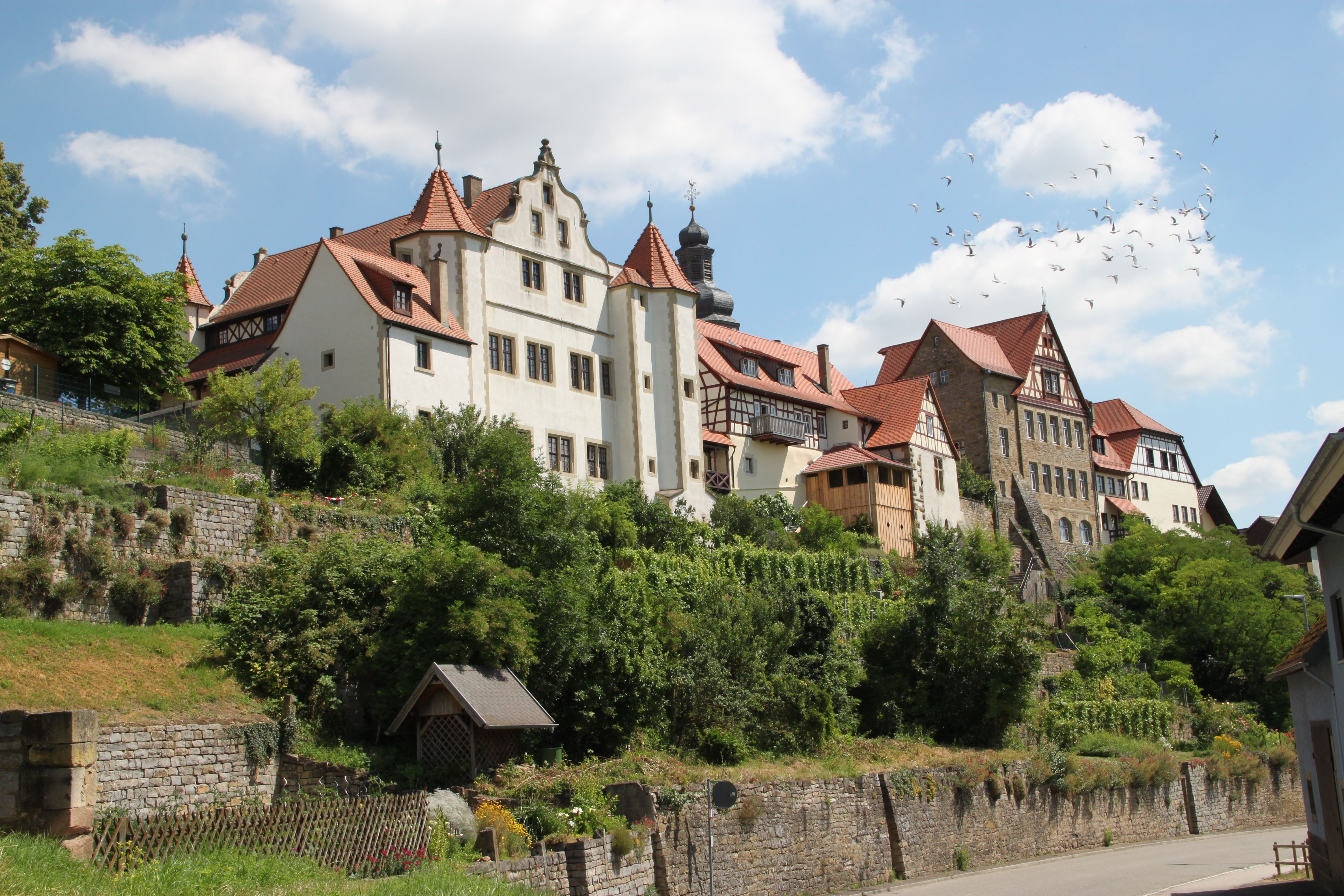 Graf-Eberstein-Schloss in Gochsheim mit seinen Trockenmauern