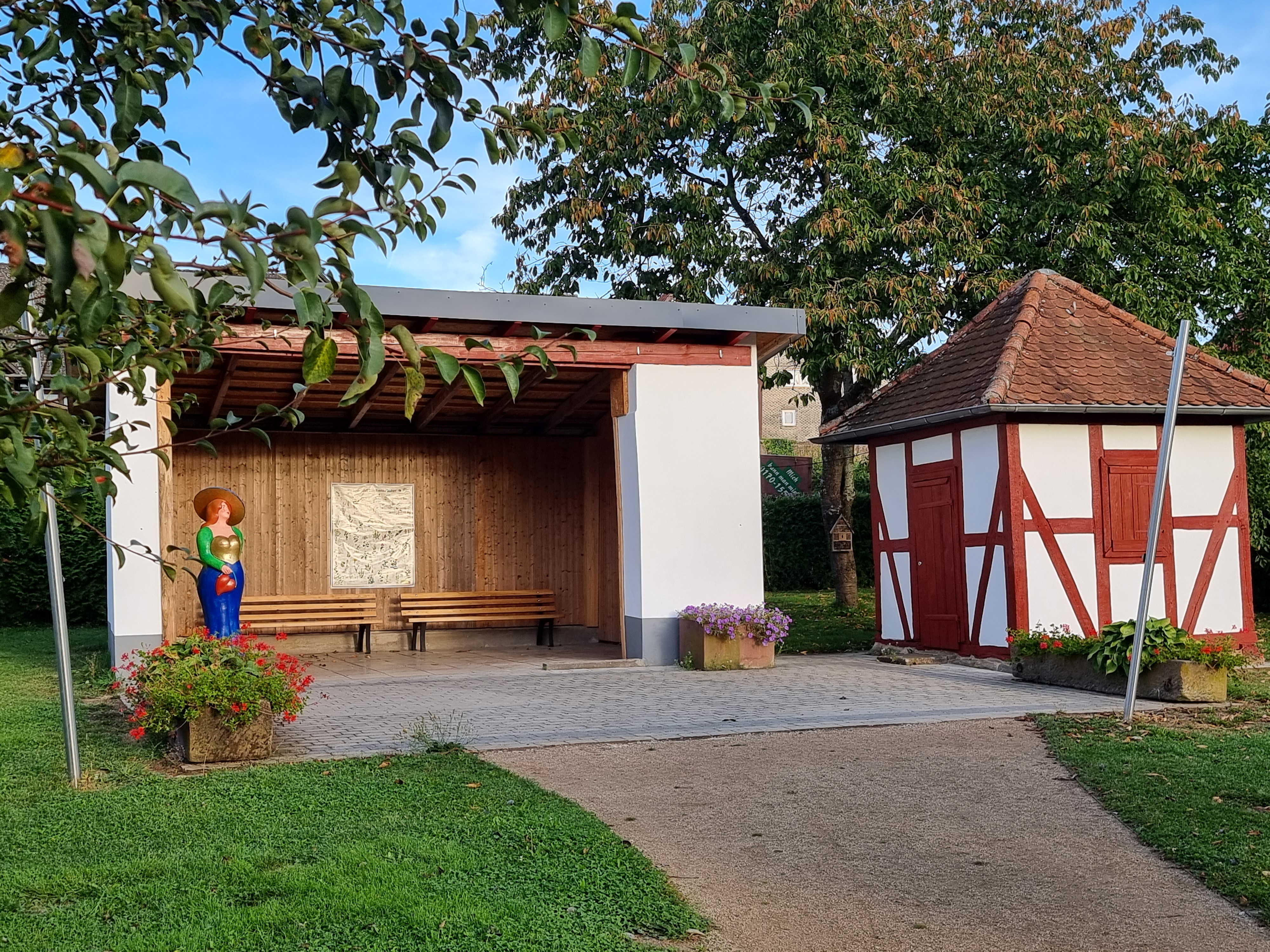 Kneipp Kurgarten mit der schönen Bela im Veranstaltungspavillion