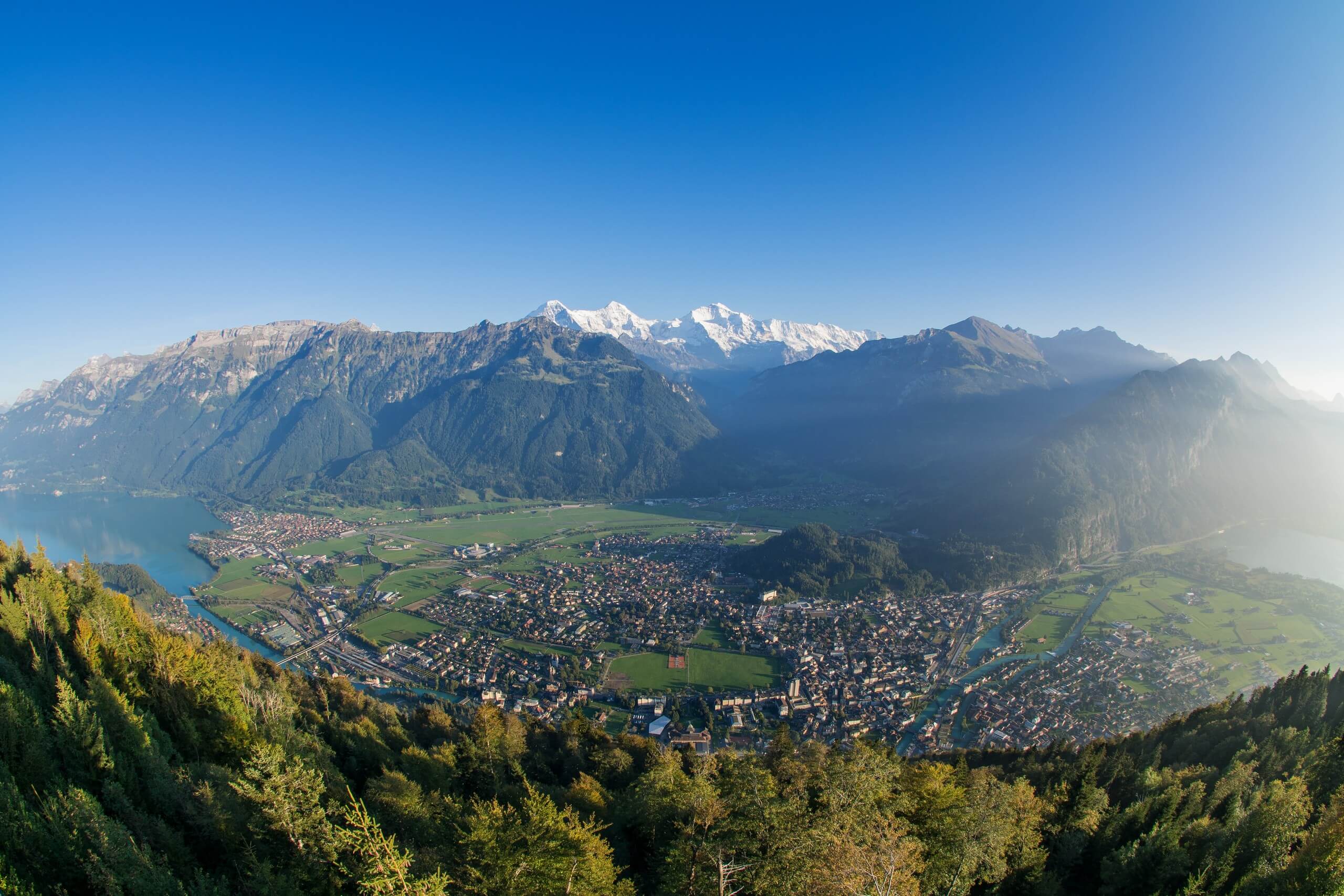 harder-kulm-blick-auf-interlaken-herbst-brienzersee-berge