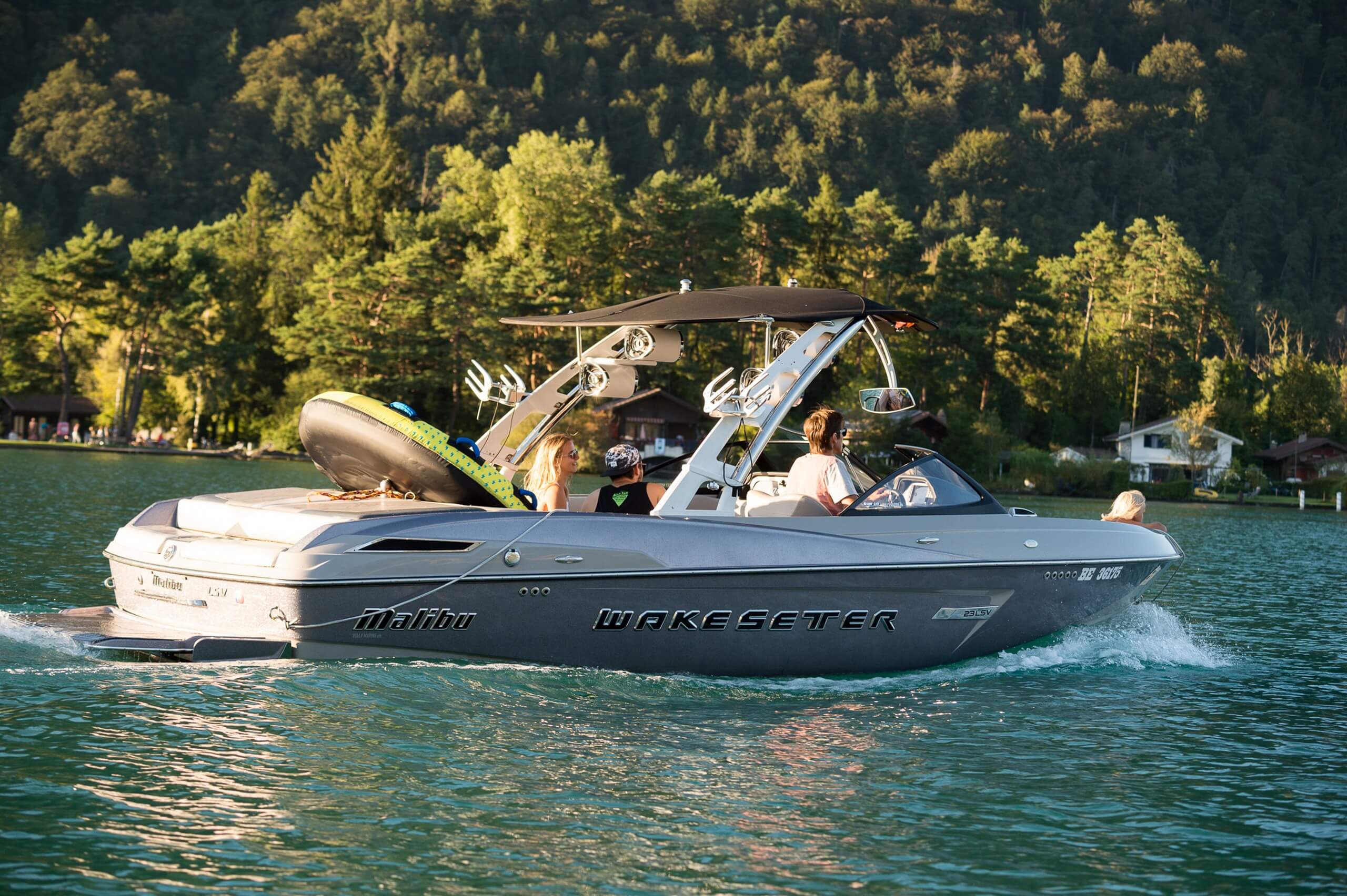 unterseen-neuhaus-motorboot-ausfahrt-sommer-thunersee-mountainsurf