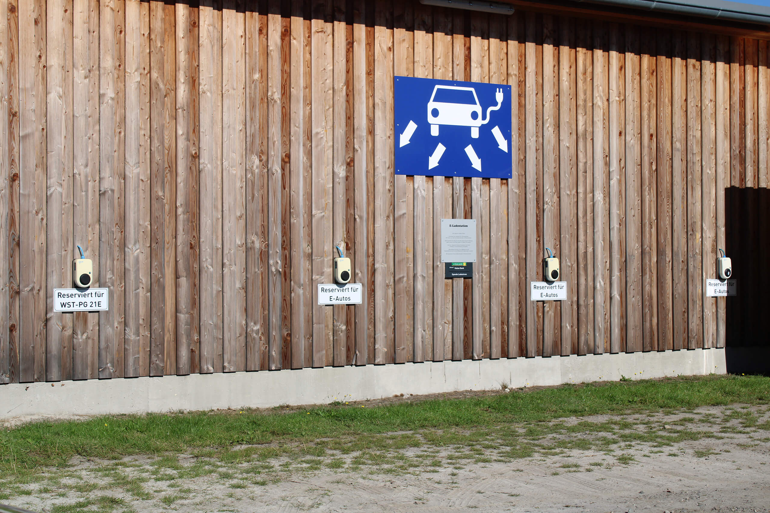 Ladestation für Elektrofahrzeuge beim Park der Gärten