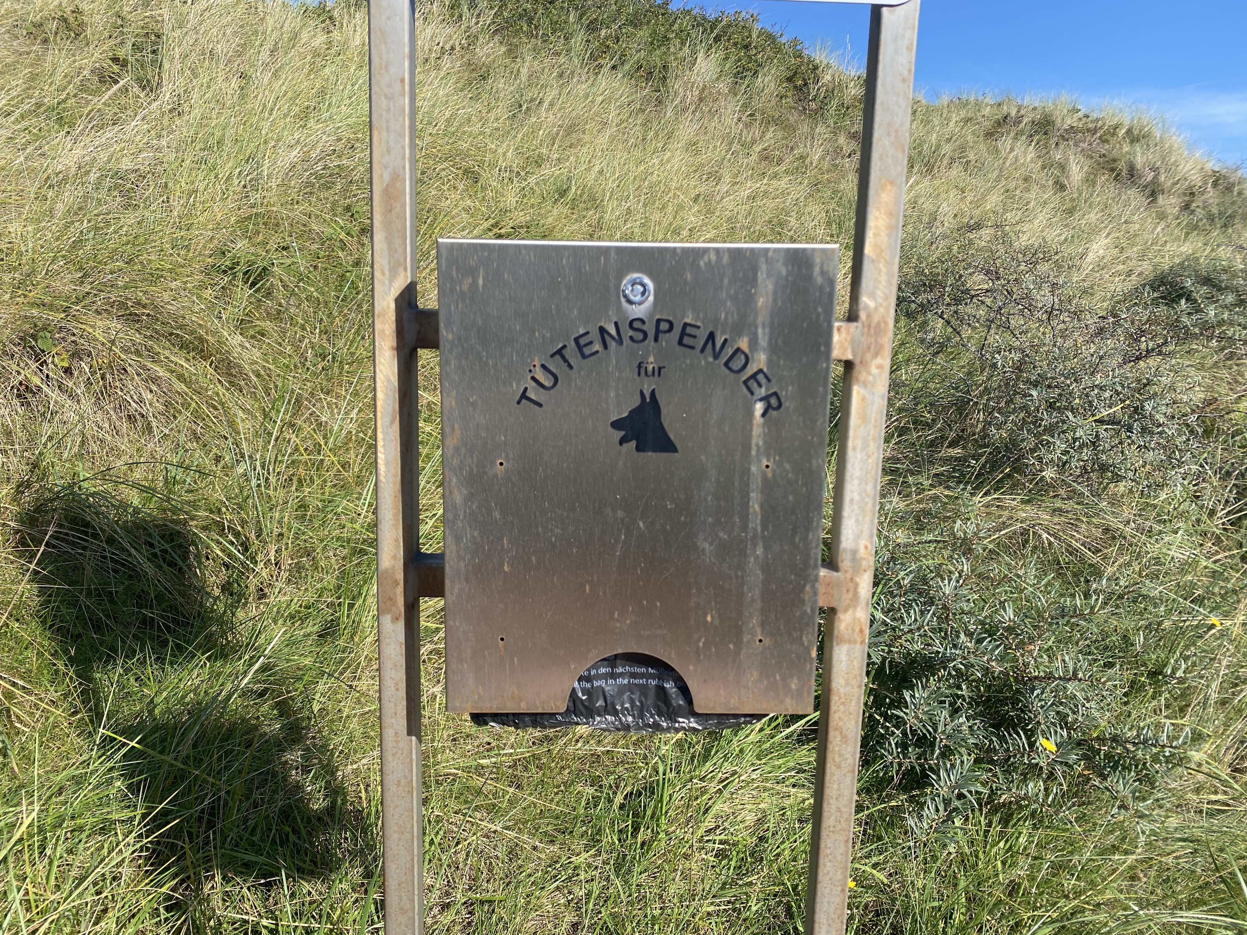 Hundekotbeutelspender auf dem Weg zum Dünenfriedhof