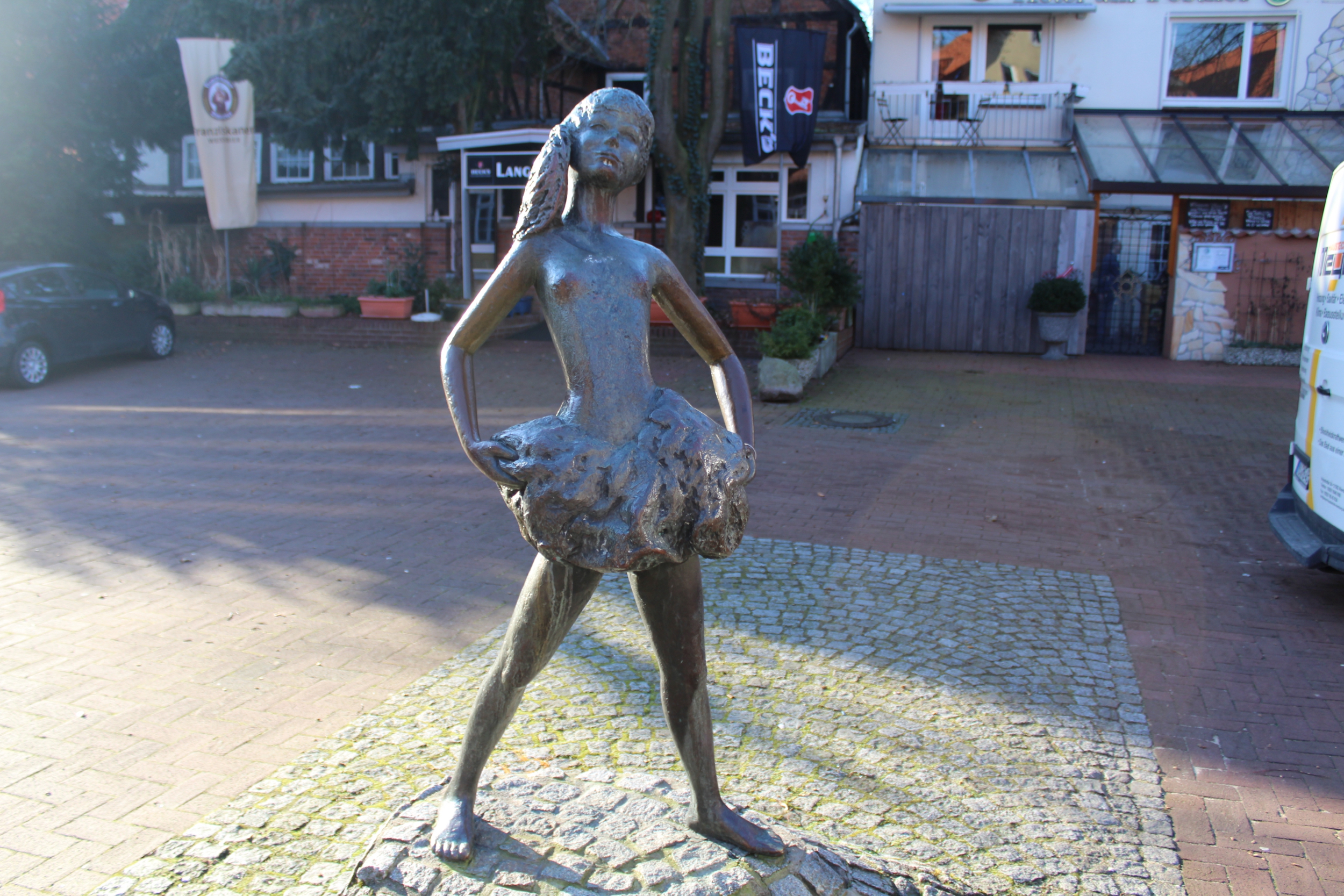 Skulptur "Kleine Nienburgerin"