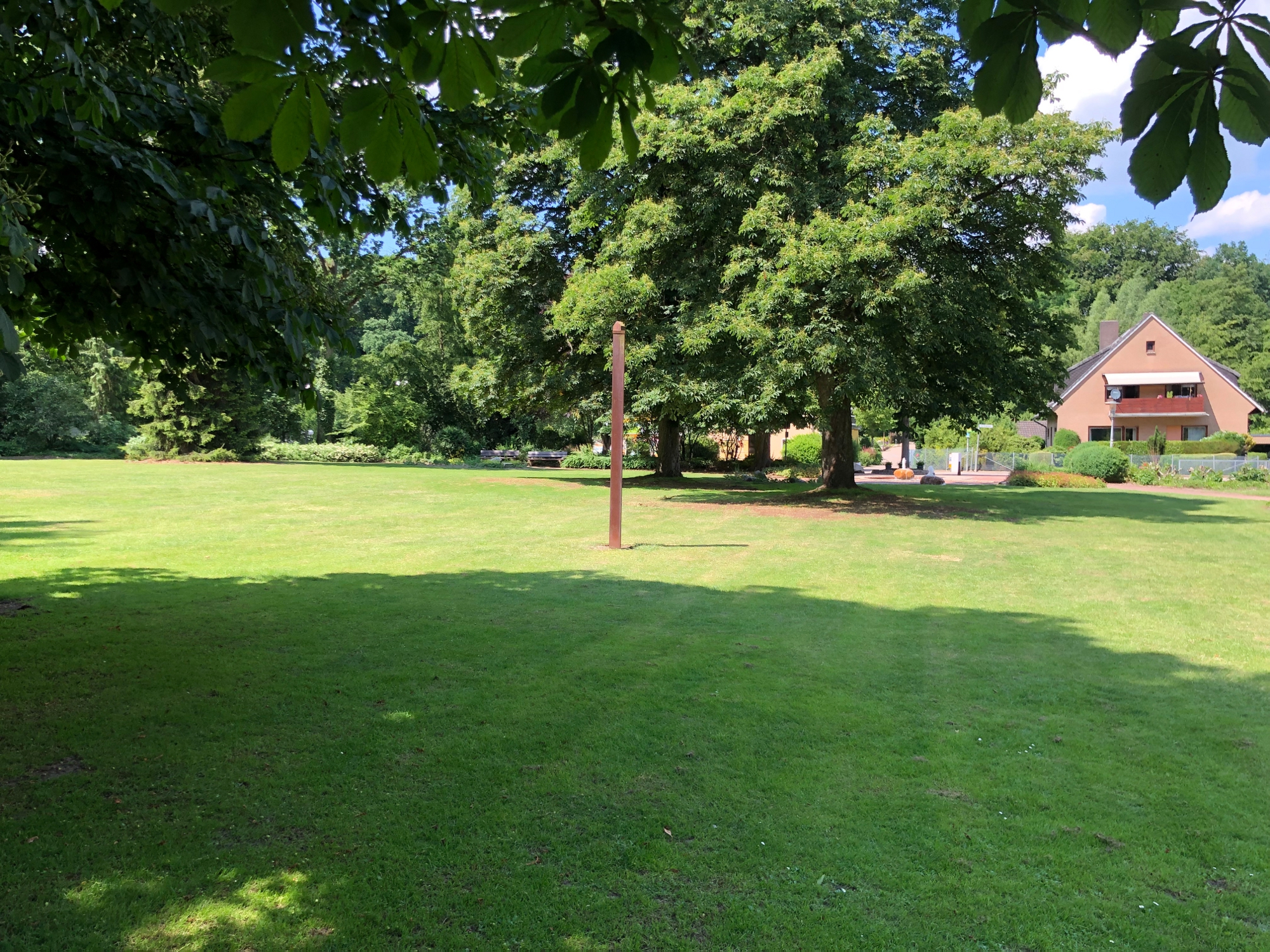 Skulptur "Stehle mit Haus"