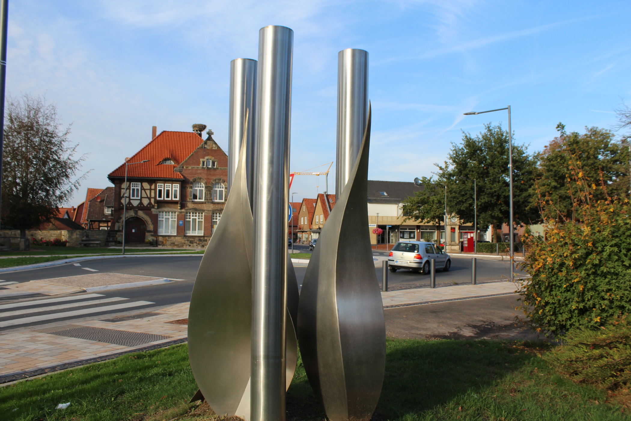 Skulptur "Stundenrot schenkt nichts als Blätter"
