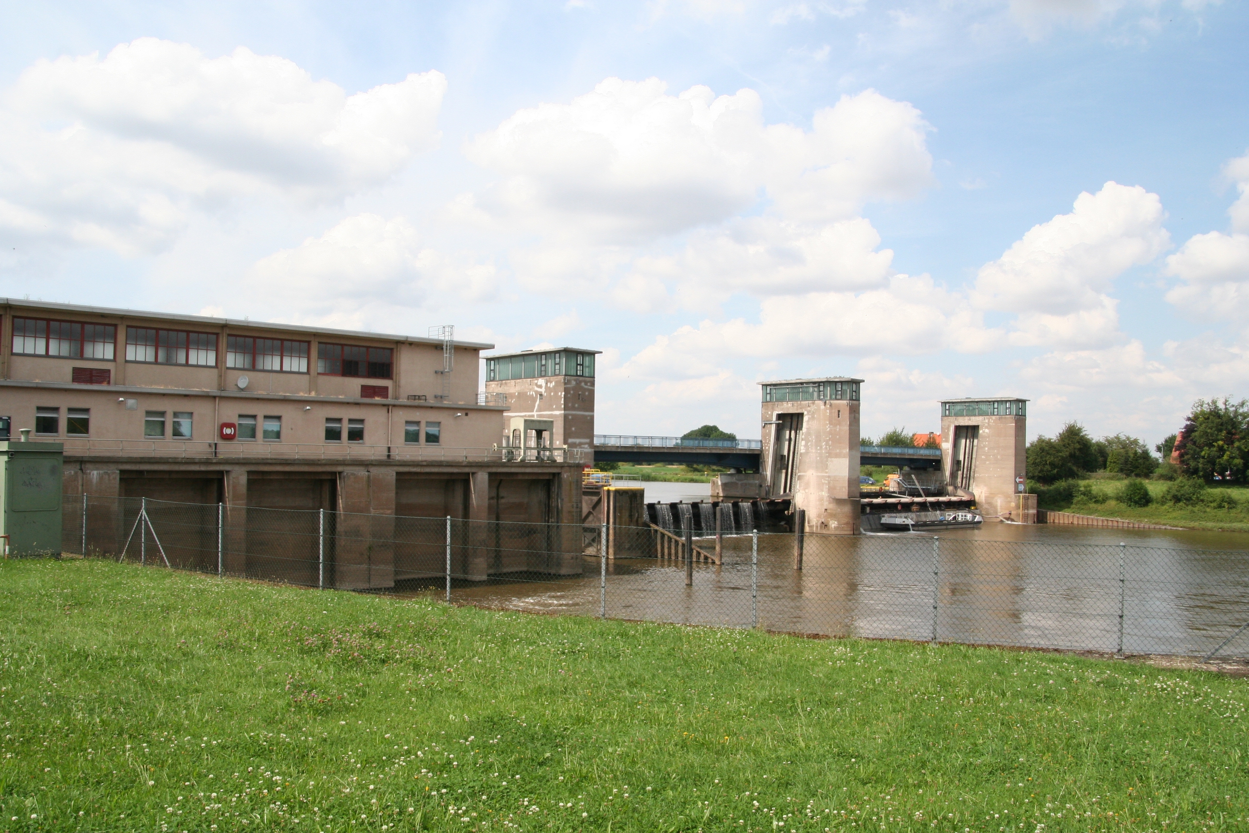 Laufwasserkraftwerk mit Staustufe und Schleuse Drakenburg/Balge