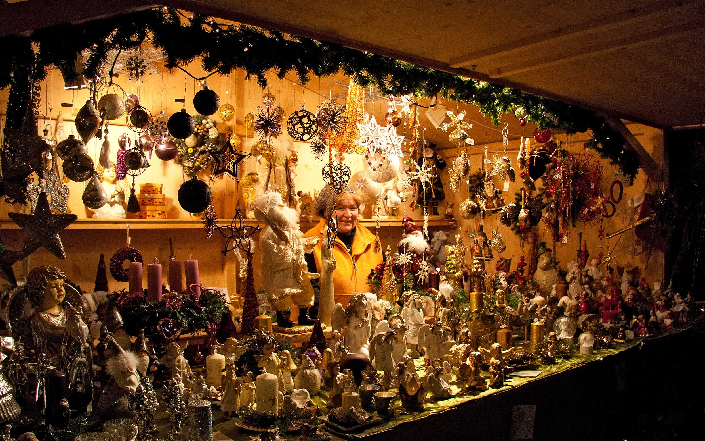 Weihnachtsmarkt Illertissen Stand mit Engeln 2011 Foto Jürgen Jauss.jpg