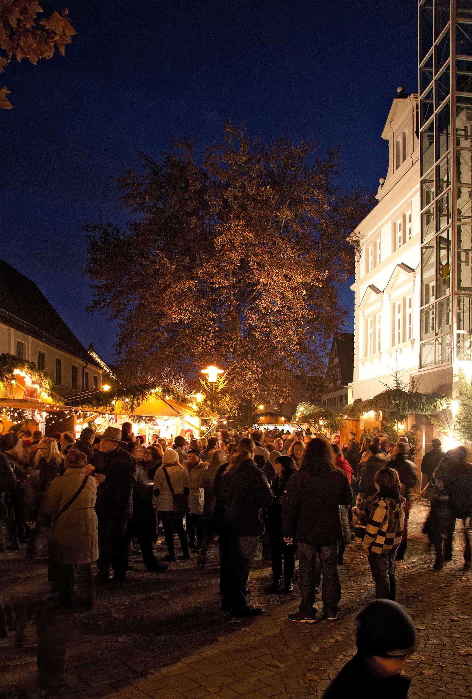 Weihnachtsmarkt Illertissen Menschenmenge Hochformat 2011 Foto Jürgen Jauss.jpg