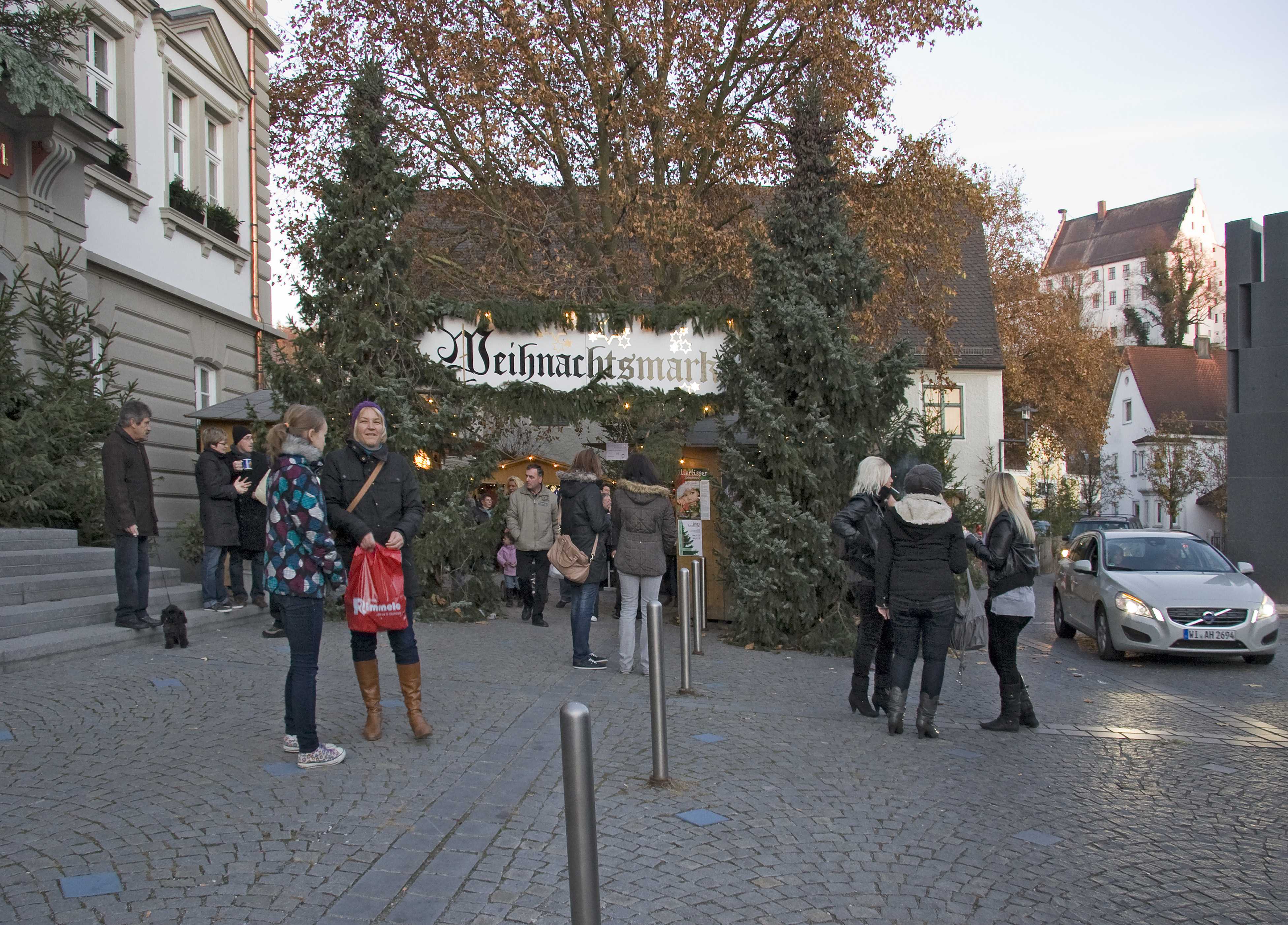 Weihnachtsmarkt Illertissen Eingang mit Blick aufs Schloss 2011 Foto Jürgen Jauss.jpg