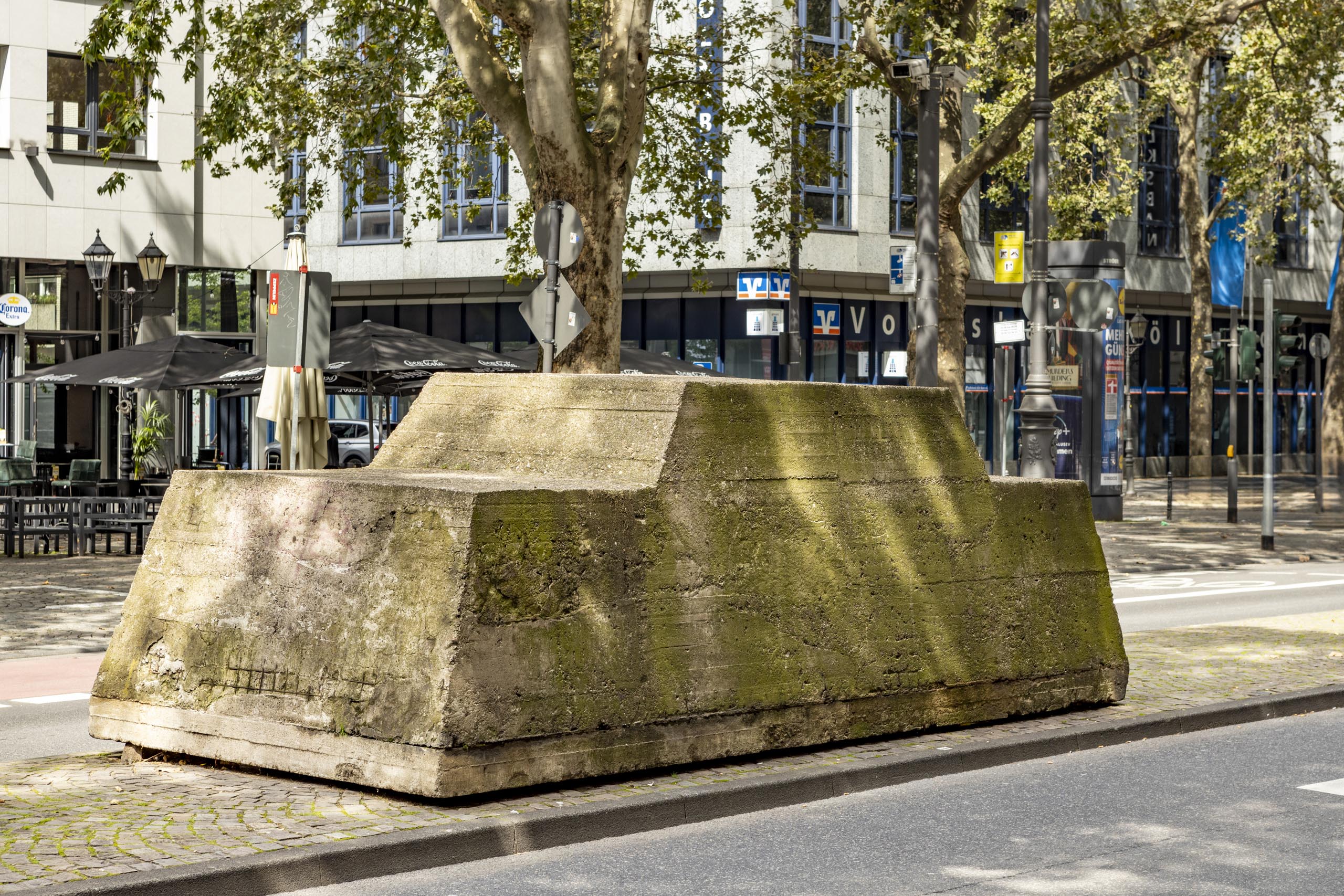 Motionless traffic - concrete sculpture in Cologne | Cologne