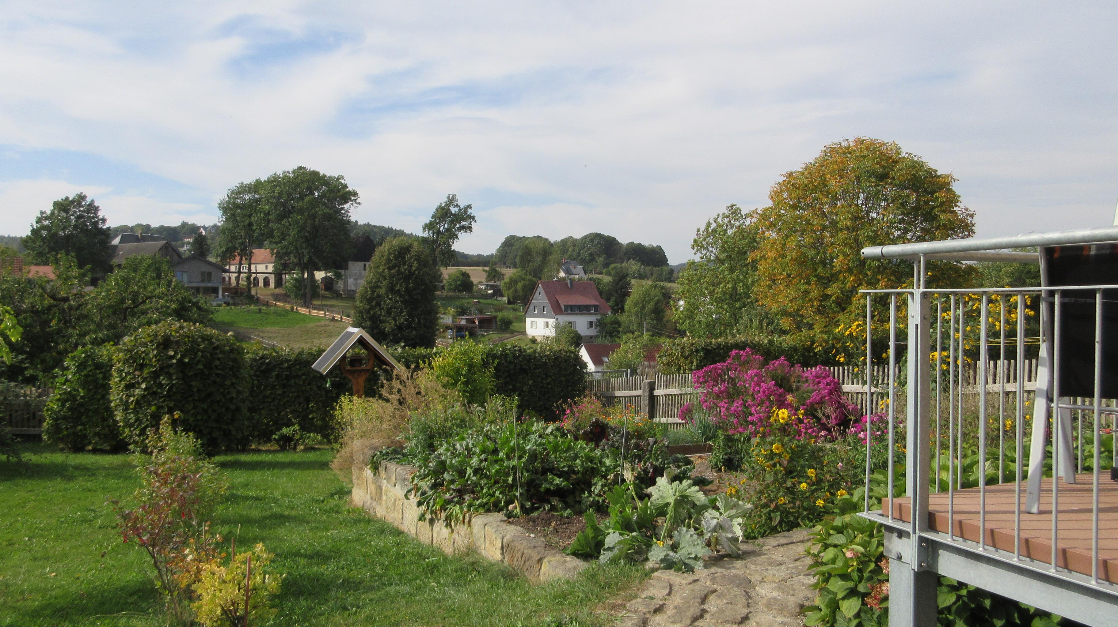 liebevoll gestalteter Garten