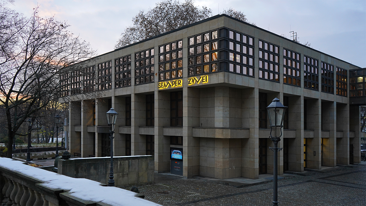 Semper Zwei – Motiv