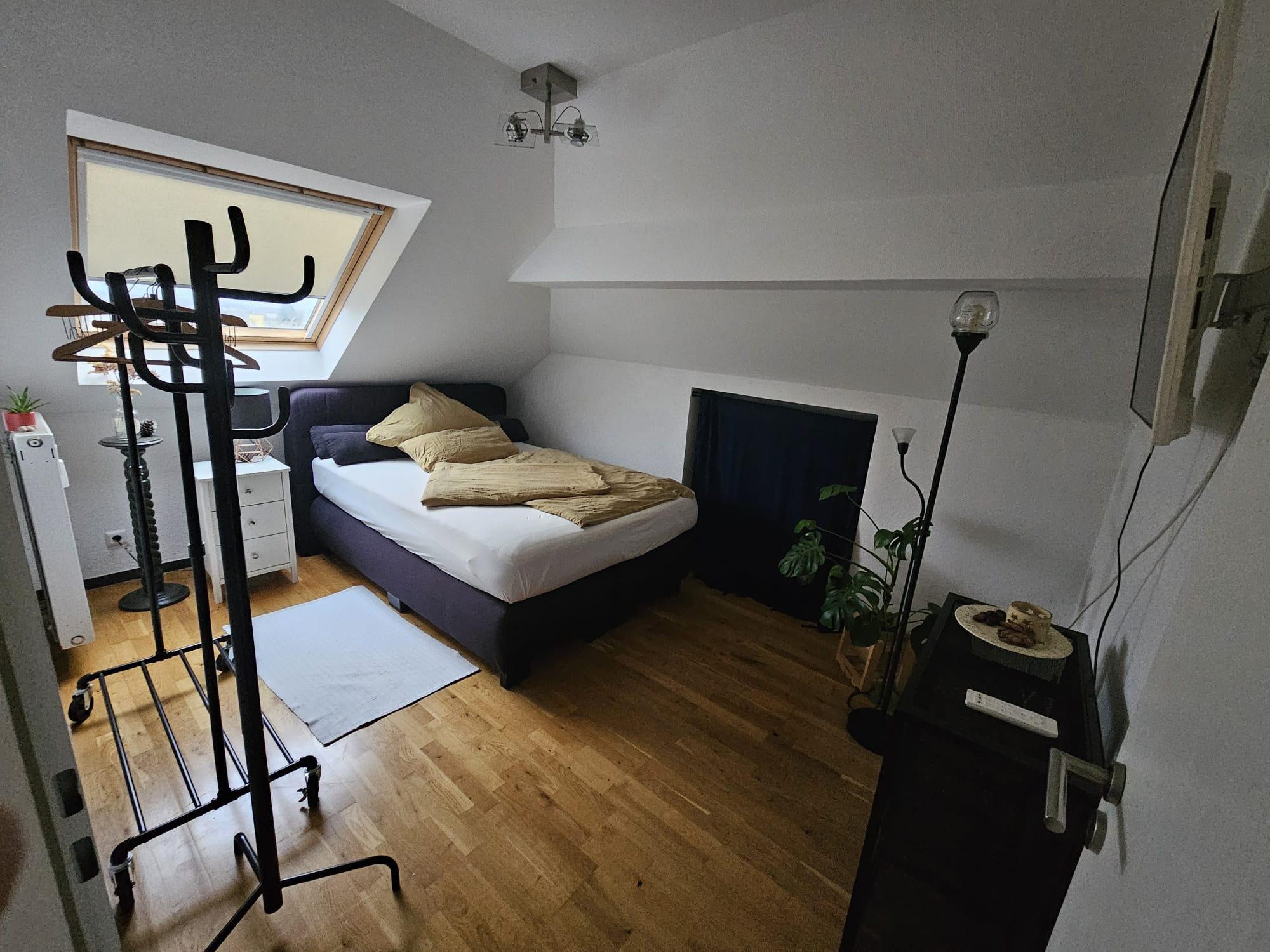 Schlafzimmer 2mit Queensize Bett und Fernseher