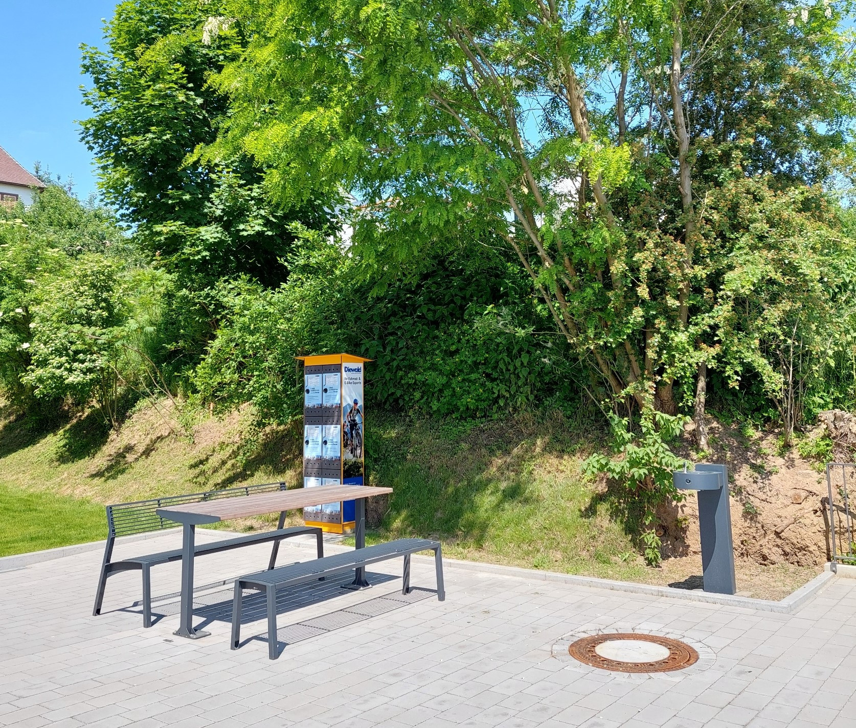 Rastplatz mit E-Bike-Ladestation und Trinkbrunnen