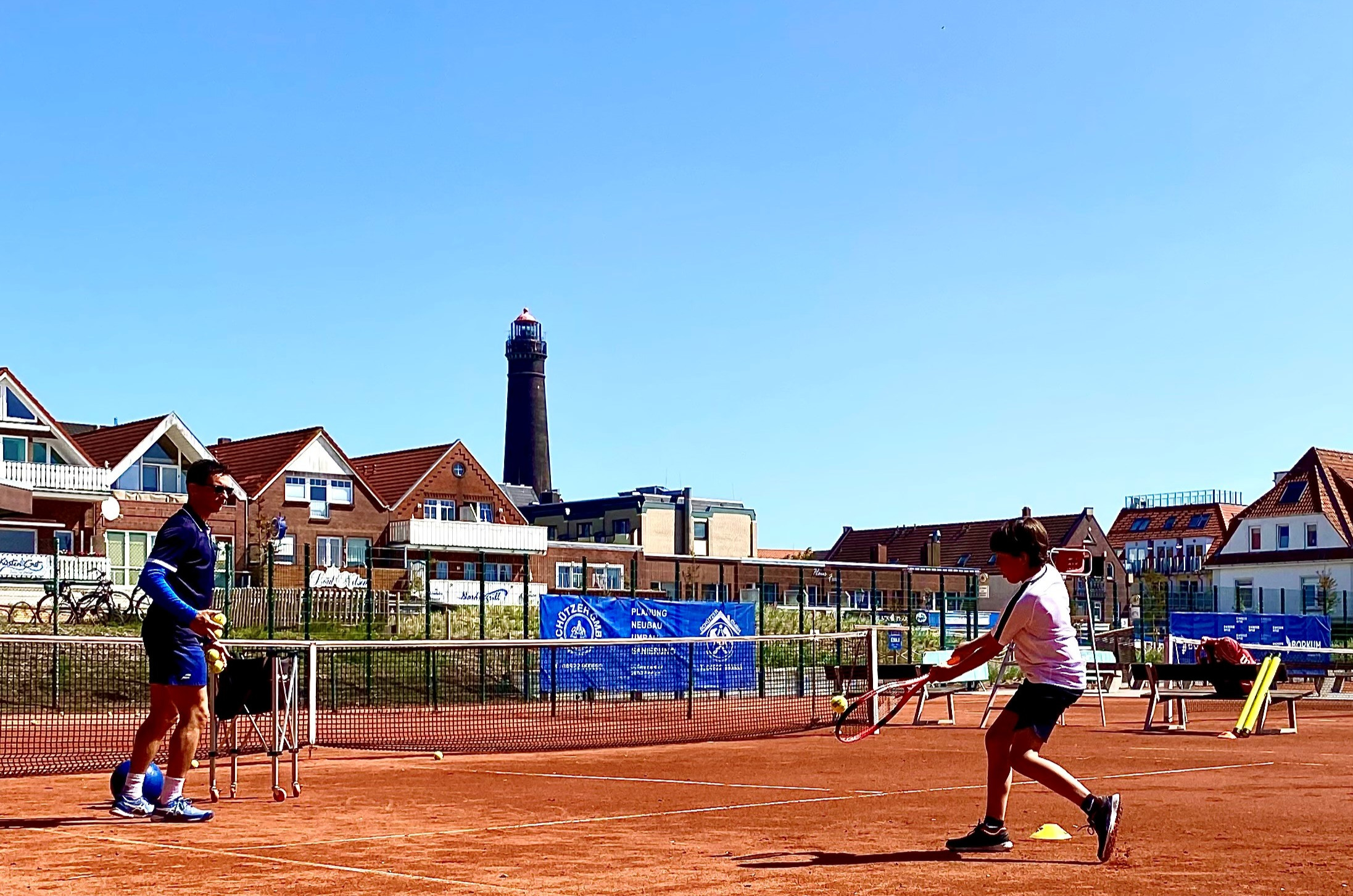 Tennisinsel mit Tennisplätzen