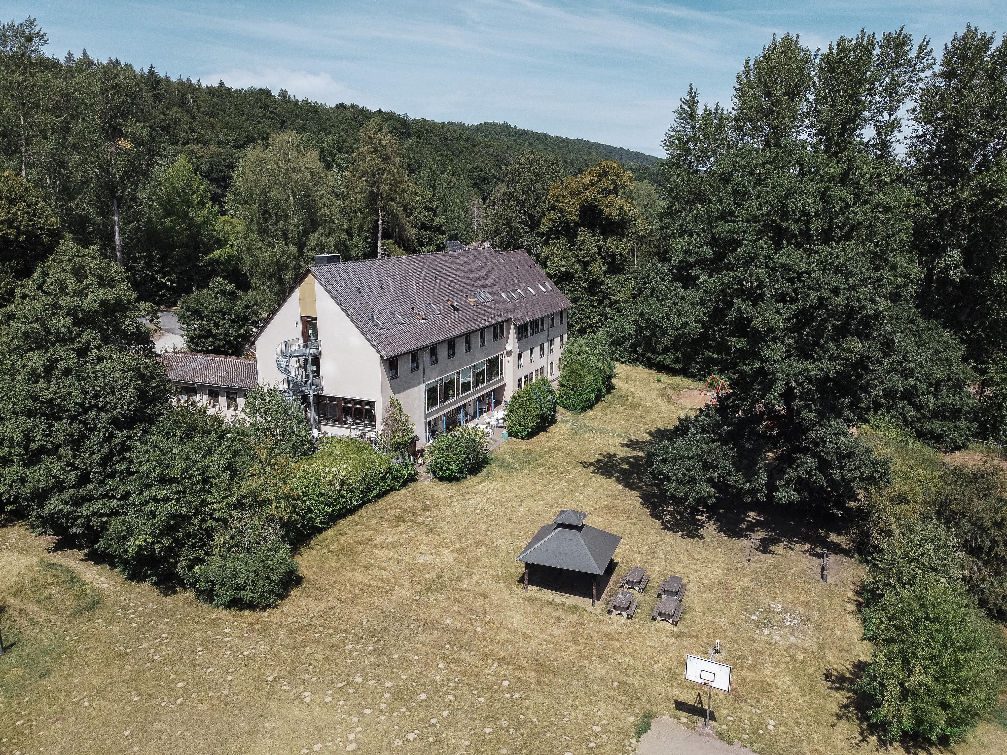 jugendherberge-hannmuenden-gelaende.jpg