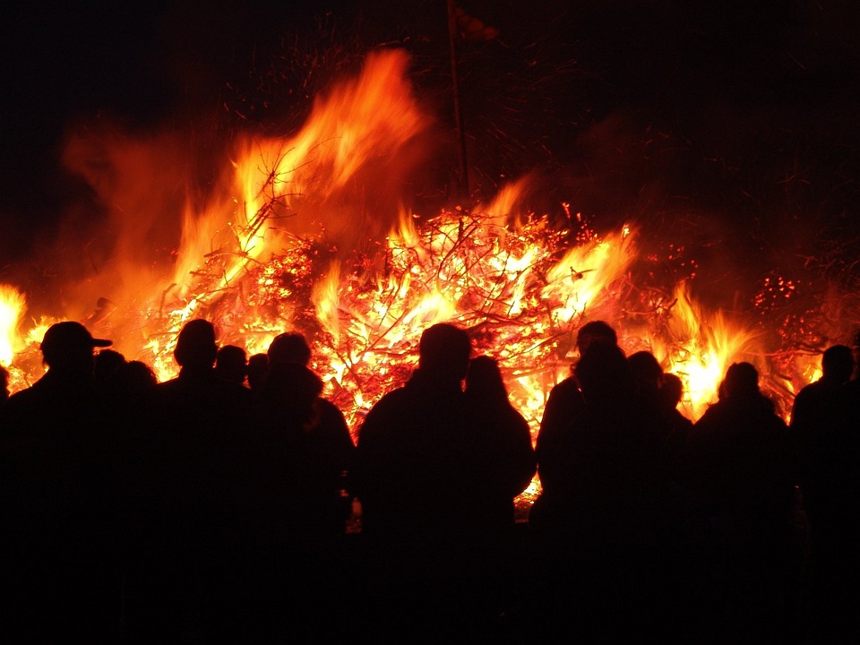 Osterfeuer in Schülp