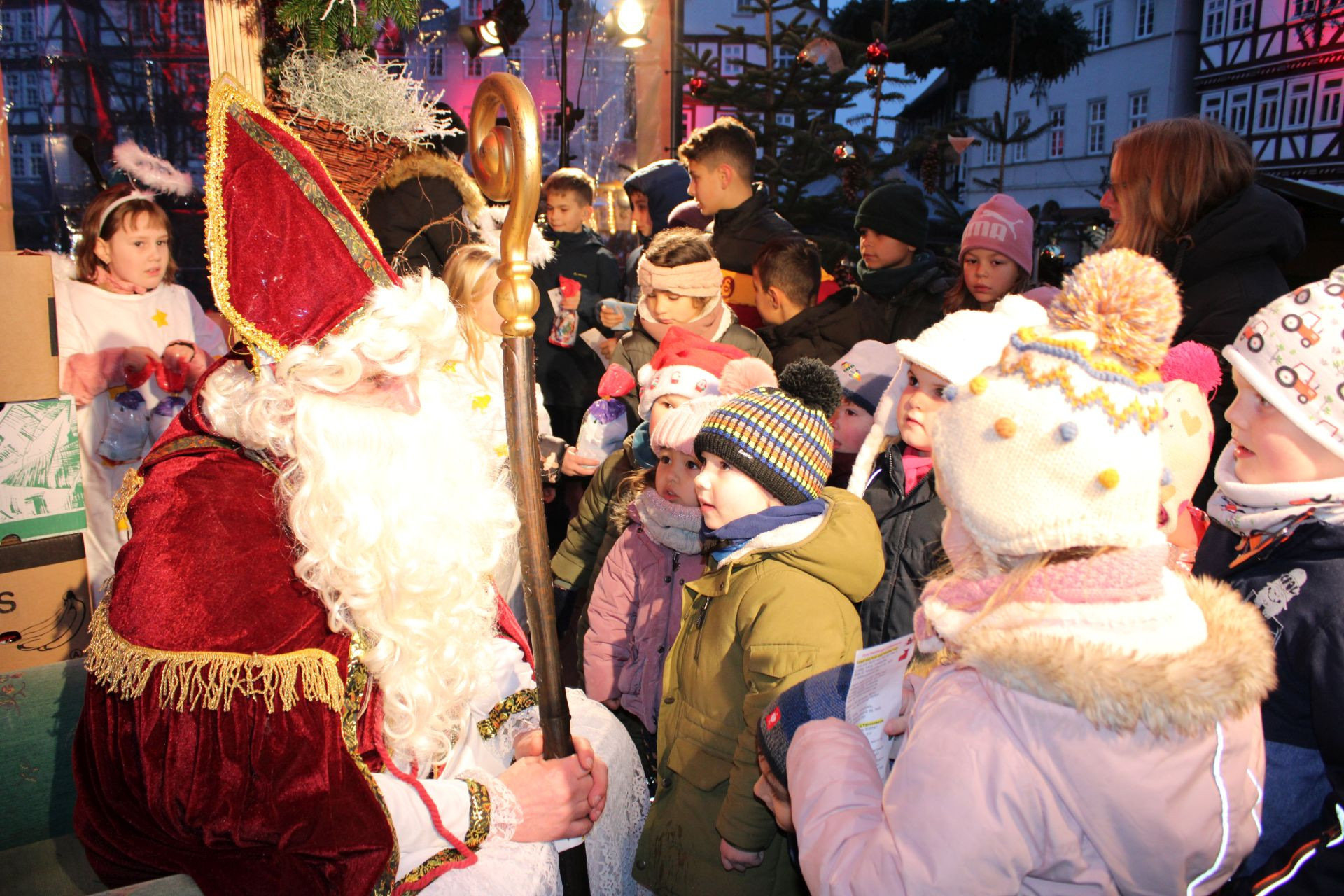 Der Nikolaus empfängt 200 Homberger Kinder