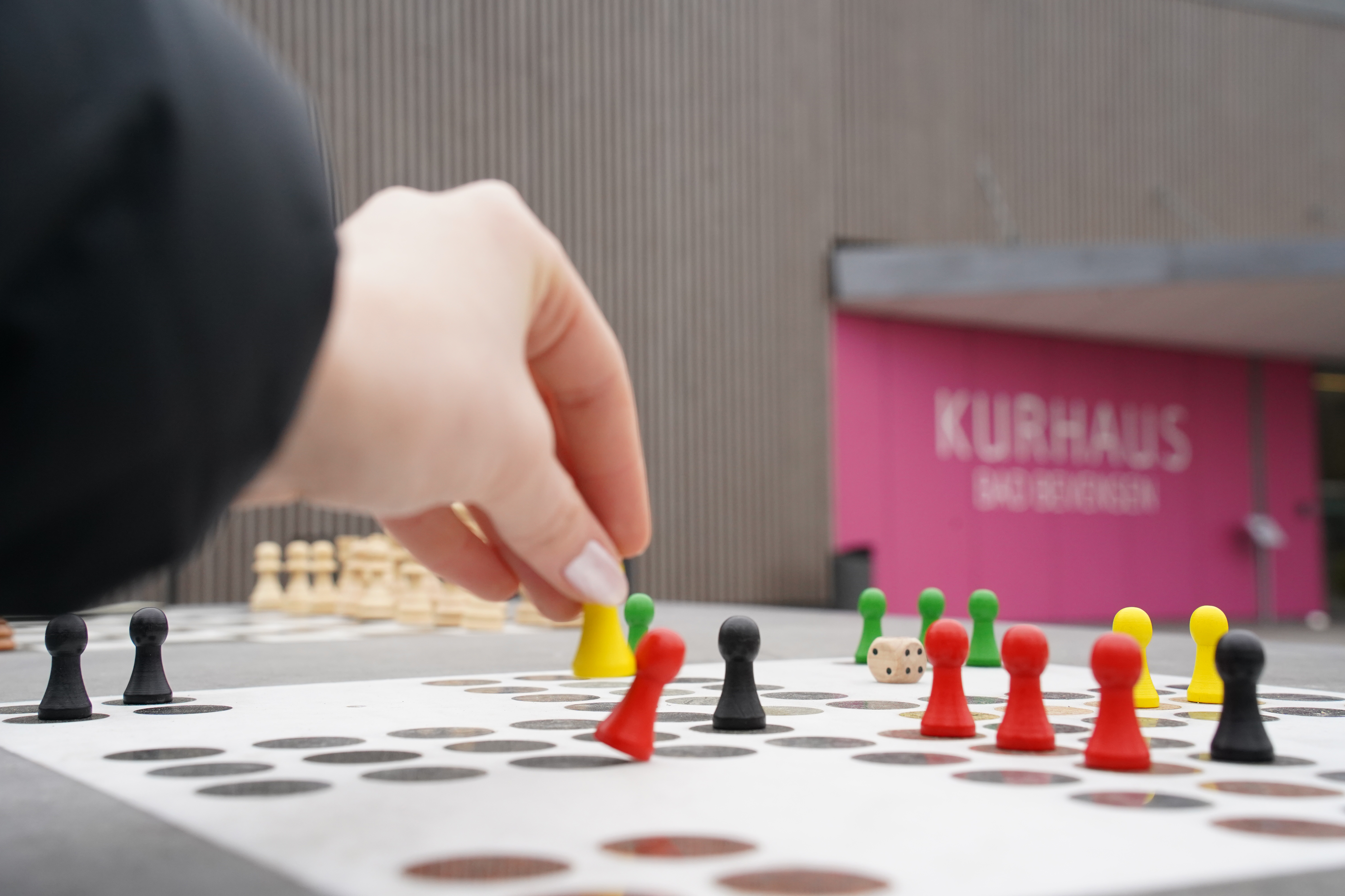 Spieletisch vor dem Kurhaus Bad Bevensen