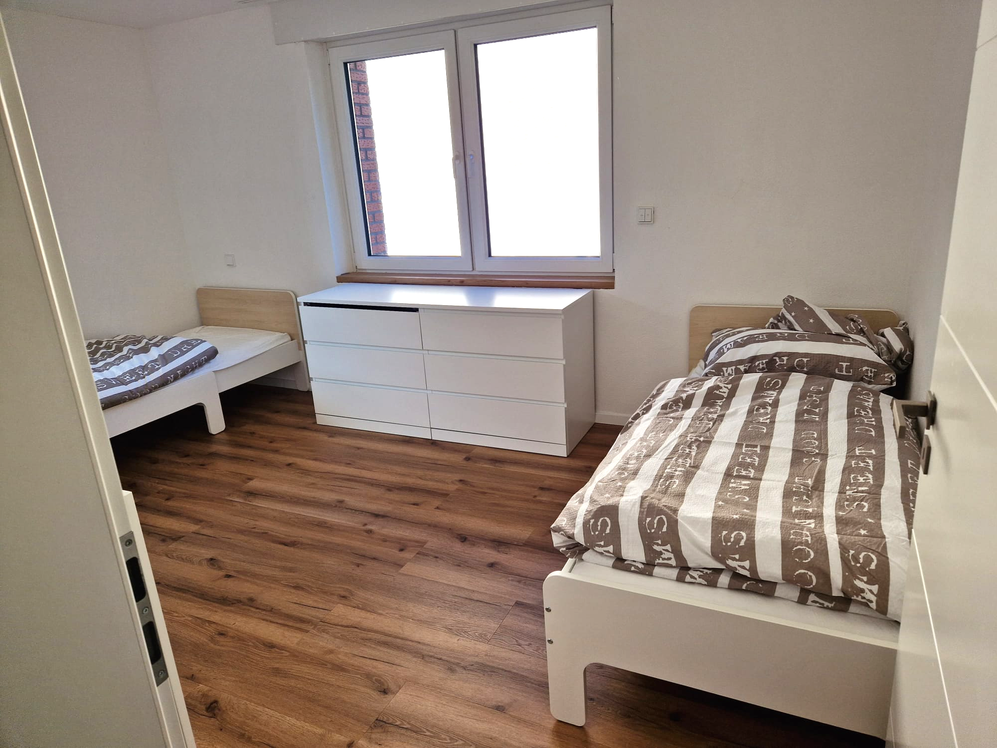 Zimmervermietung_Barbaraweg_Zweibettzimmer1_CC-BY-SA_Teutoburger_Wald_Stadt_Schloss_Holte-Stukenbrock.jpg