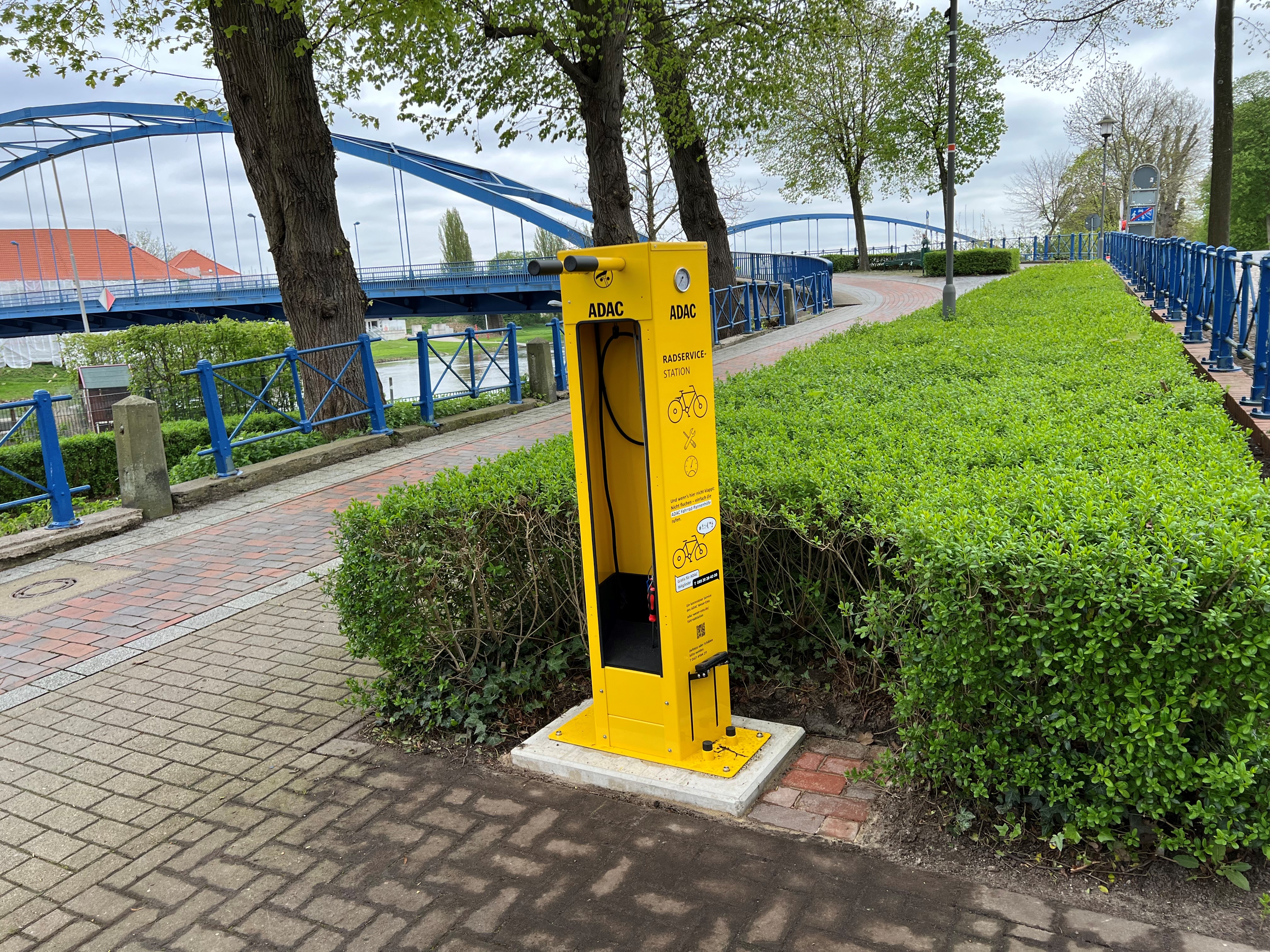 ADAC-Fahrradservicestation mit Lufttankstelle und Reparaturset