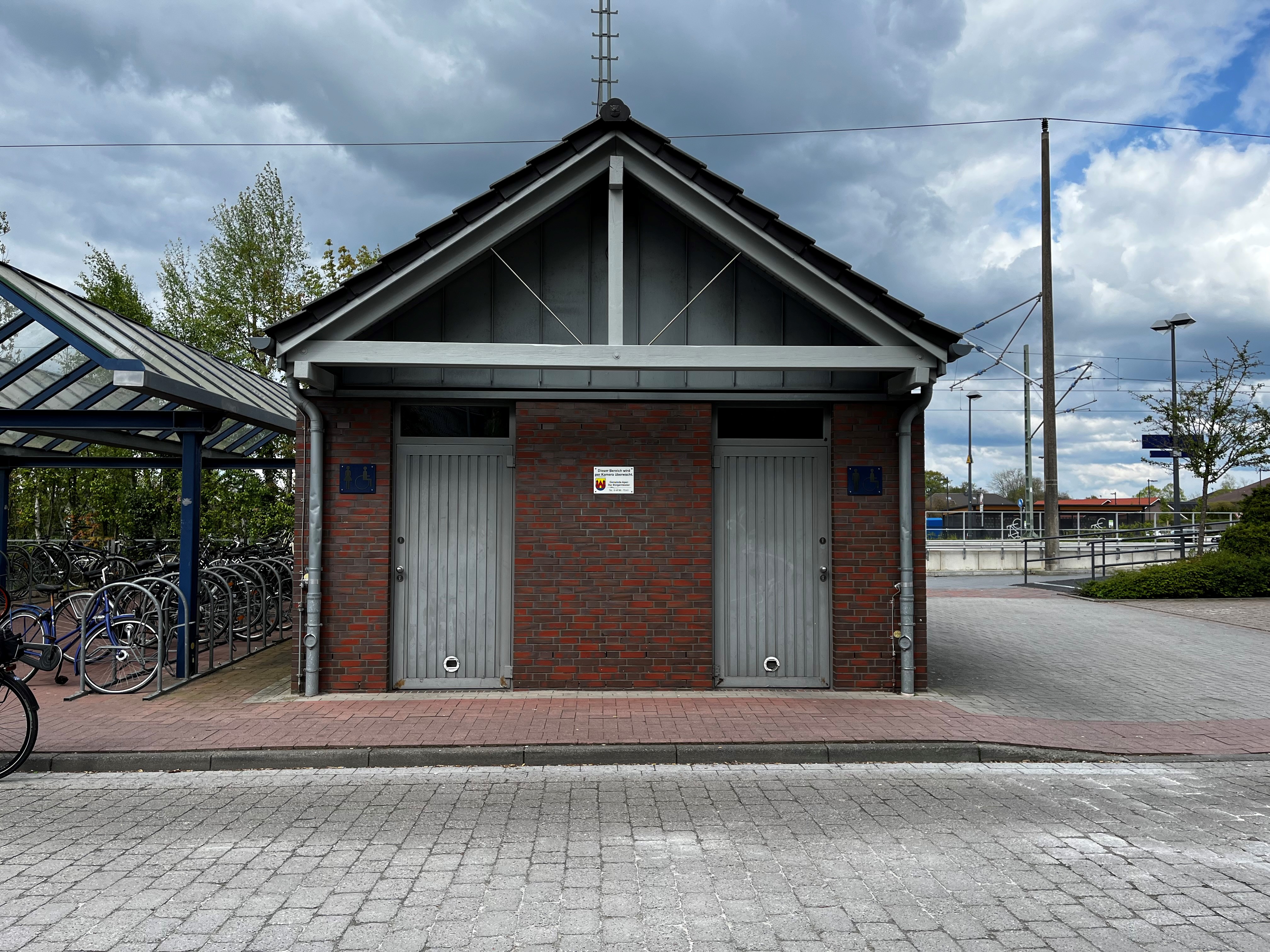 öffentliche Toilette am Bahnhof Augustfehn