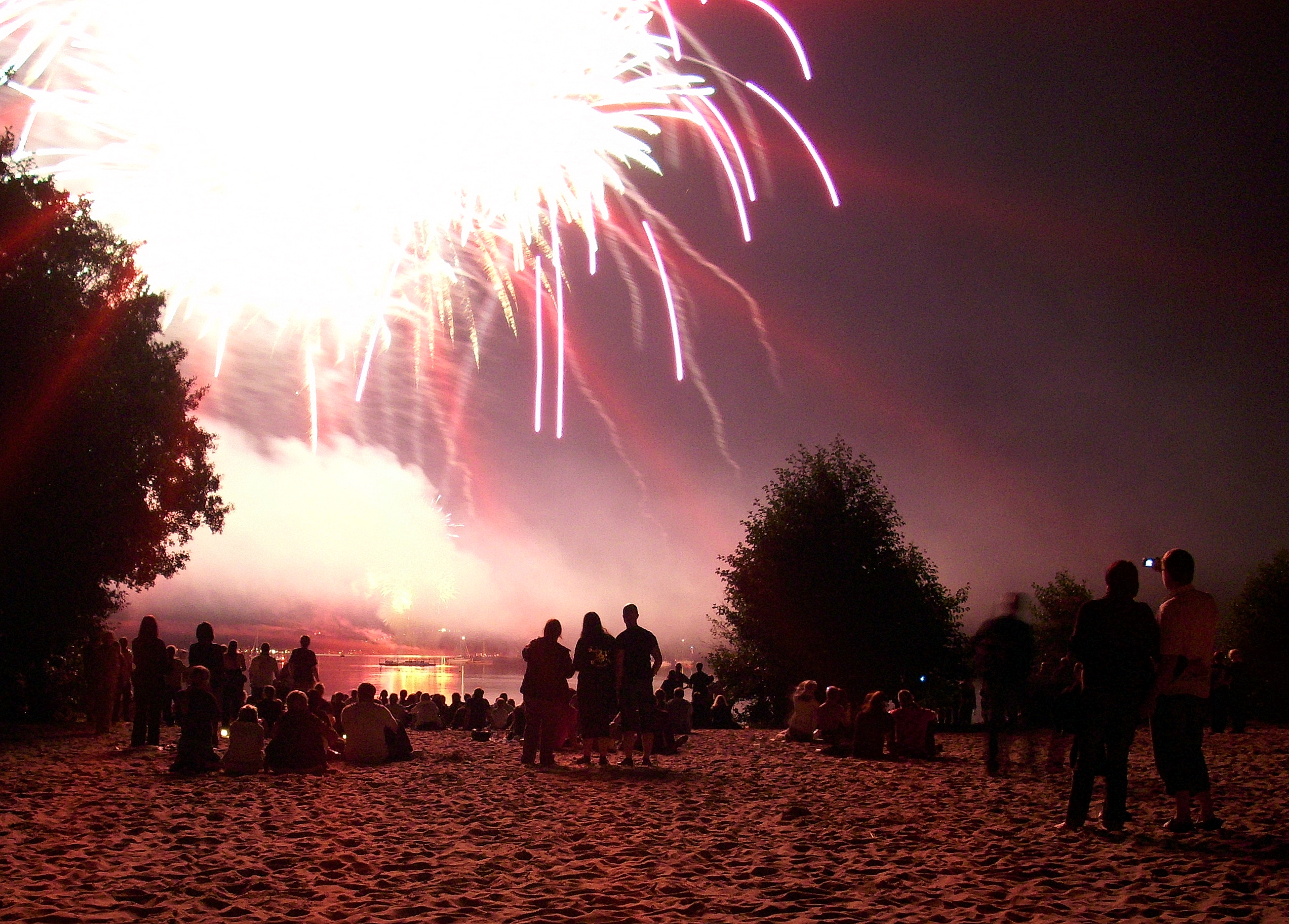 feuerwerk-mardorf-badestrand-menschen.jpg