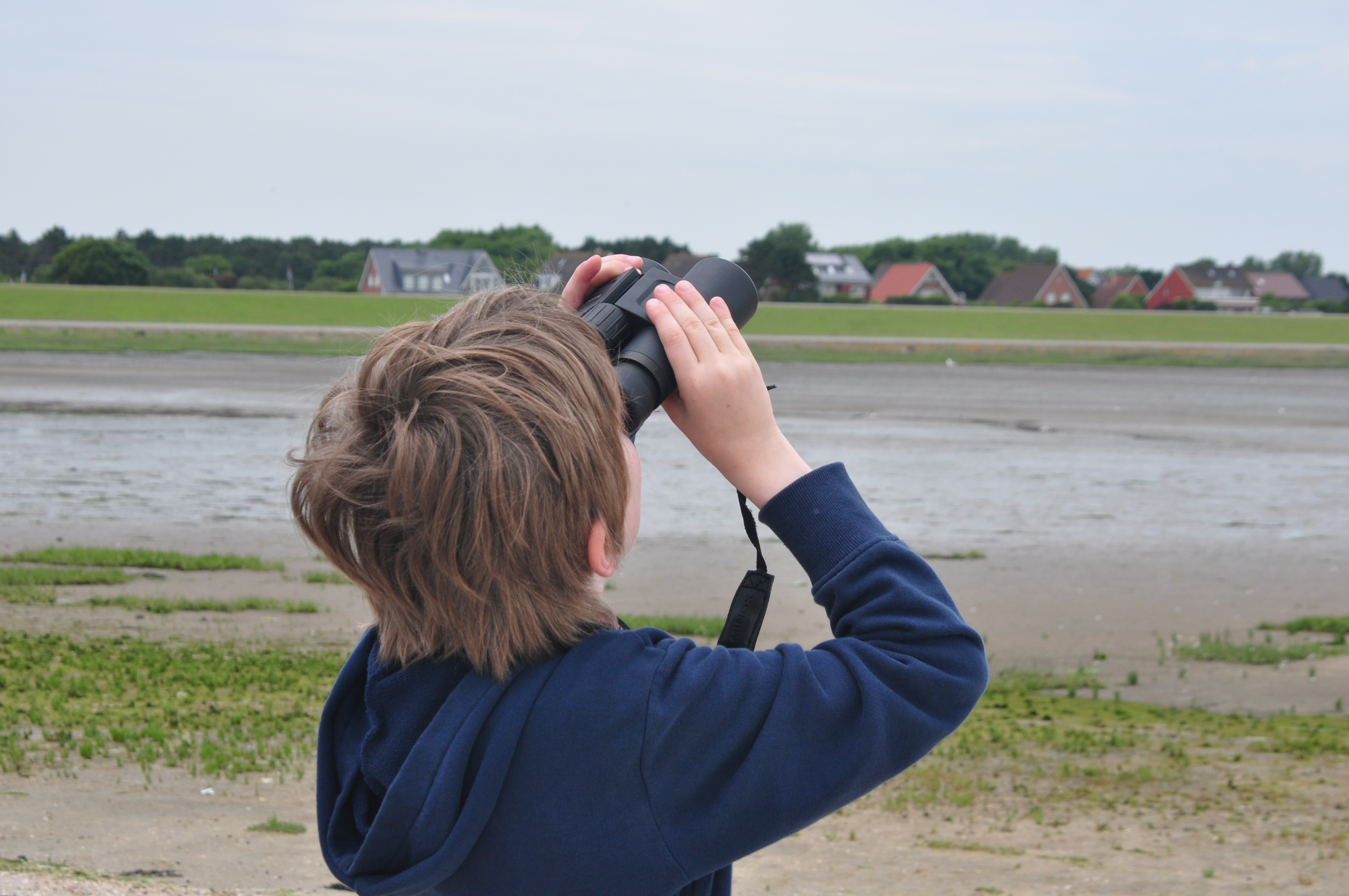 Kind mit Fernglas bei der Vogelbeobachtung auf Norderney<br>
