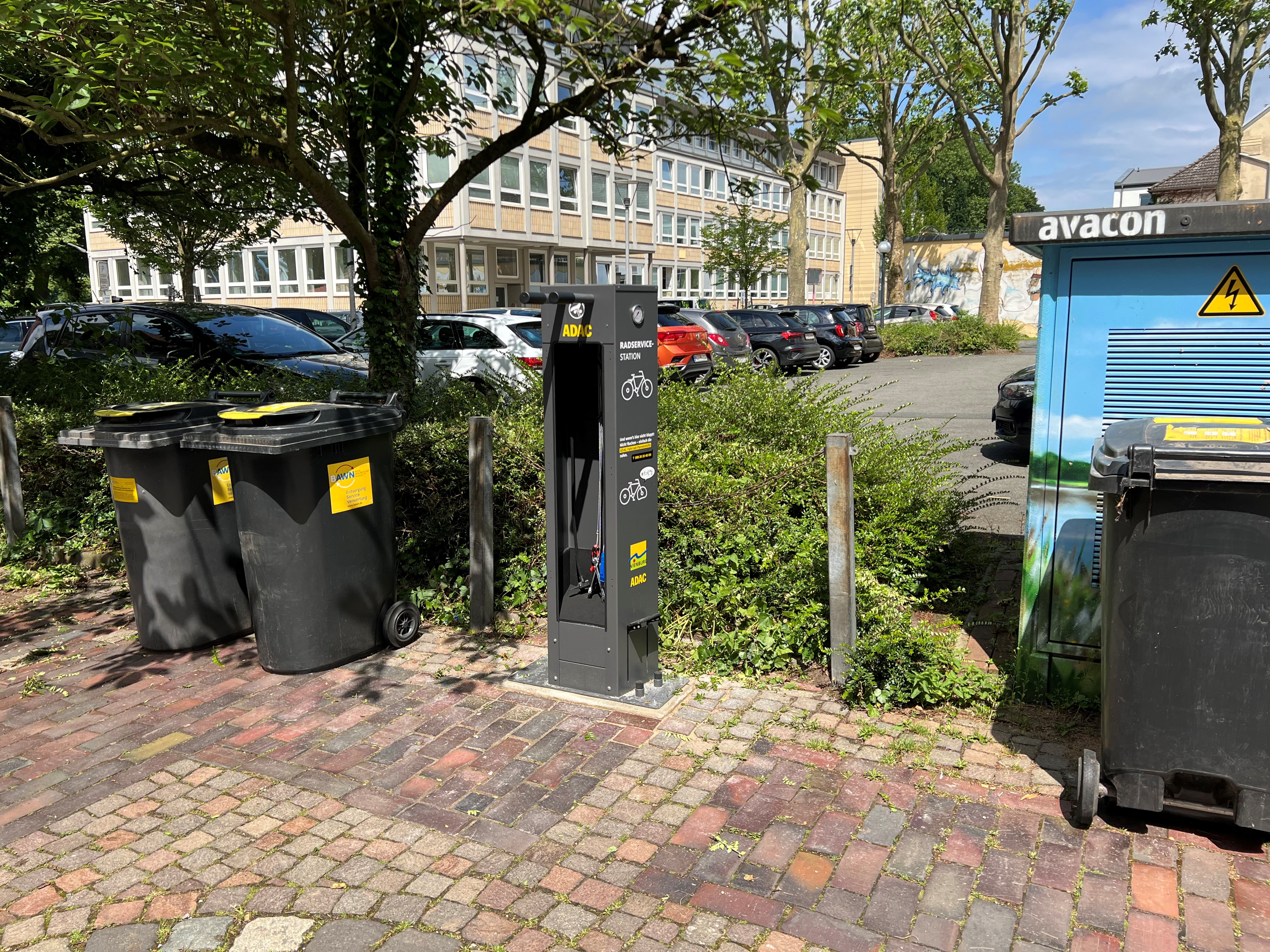 ADAC-Fahrradservicestation mit Lufttankstelle und Reparaturset