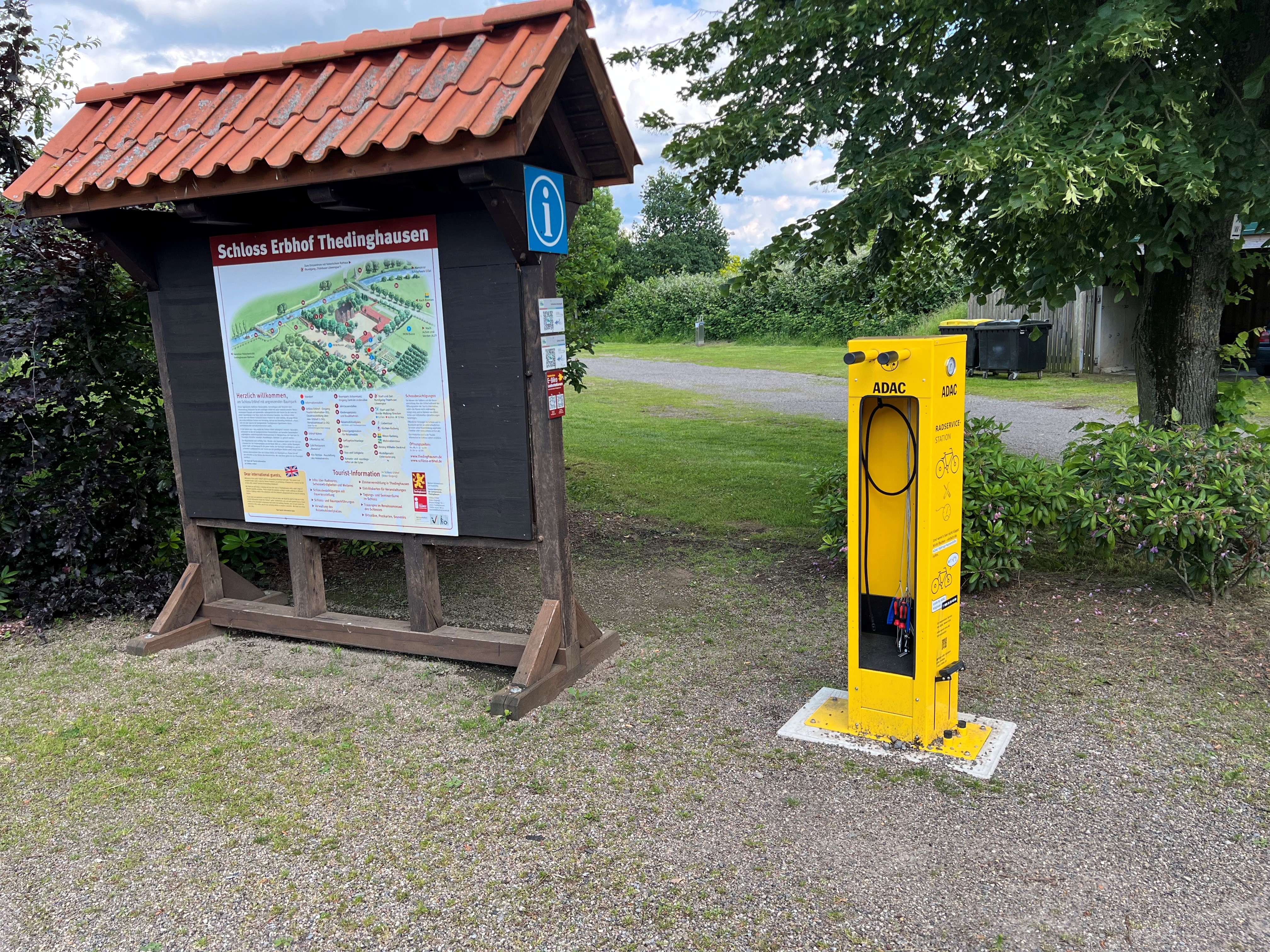 ADAC-Radservicestation mit Lufttankstelle und Reparaturset