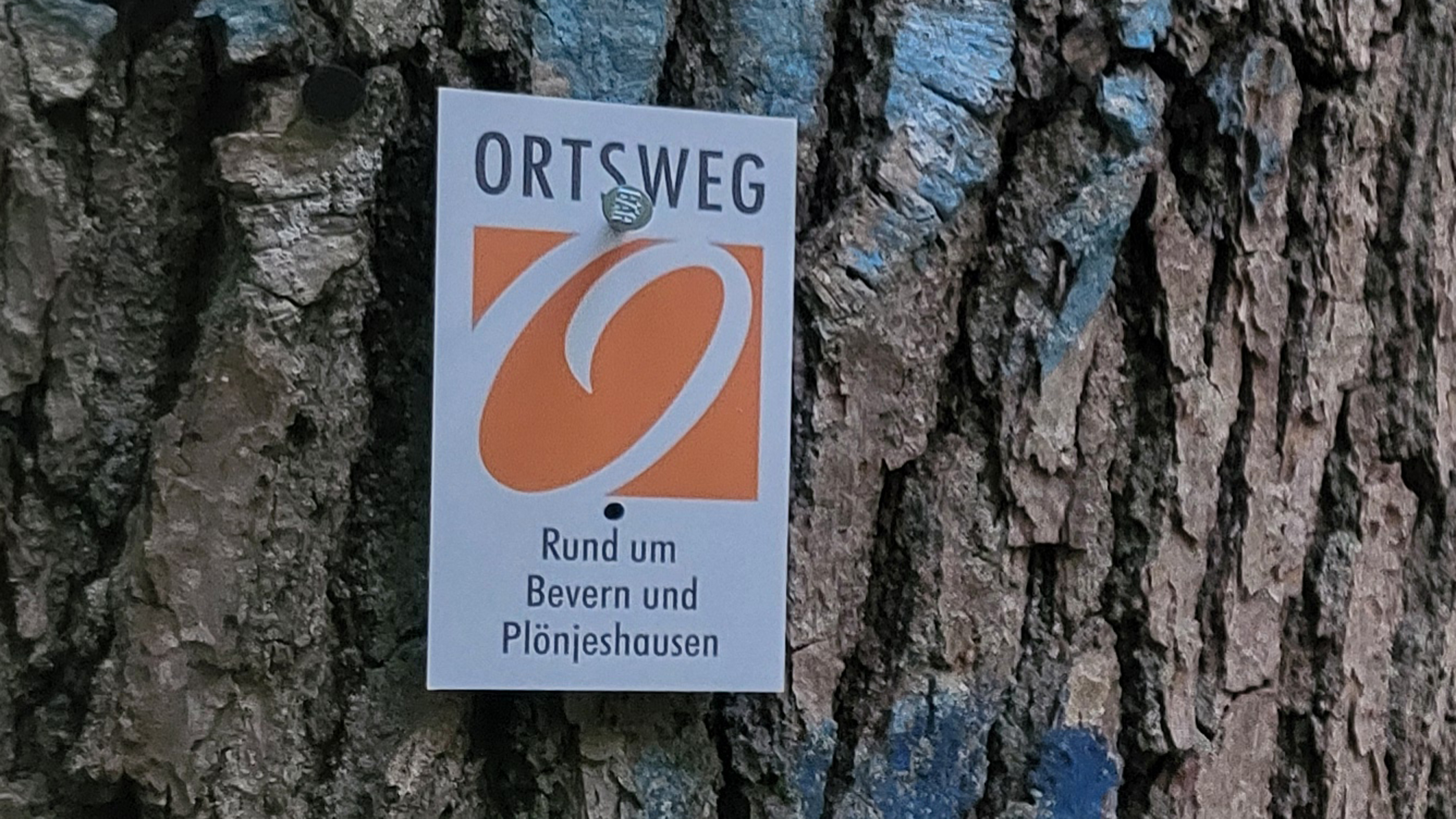 Markierungszeichen des ORTSWEGES Rund um Bevern und Plönjeshausen