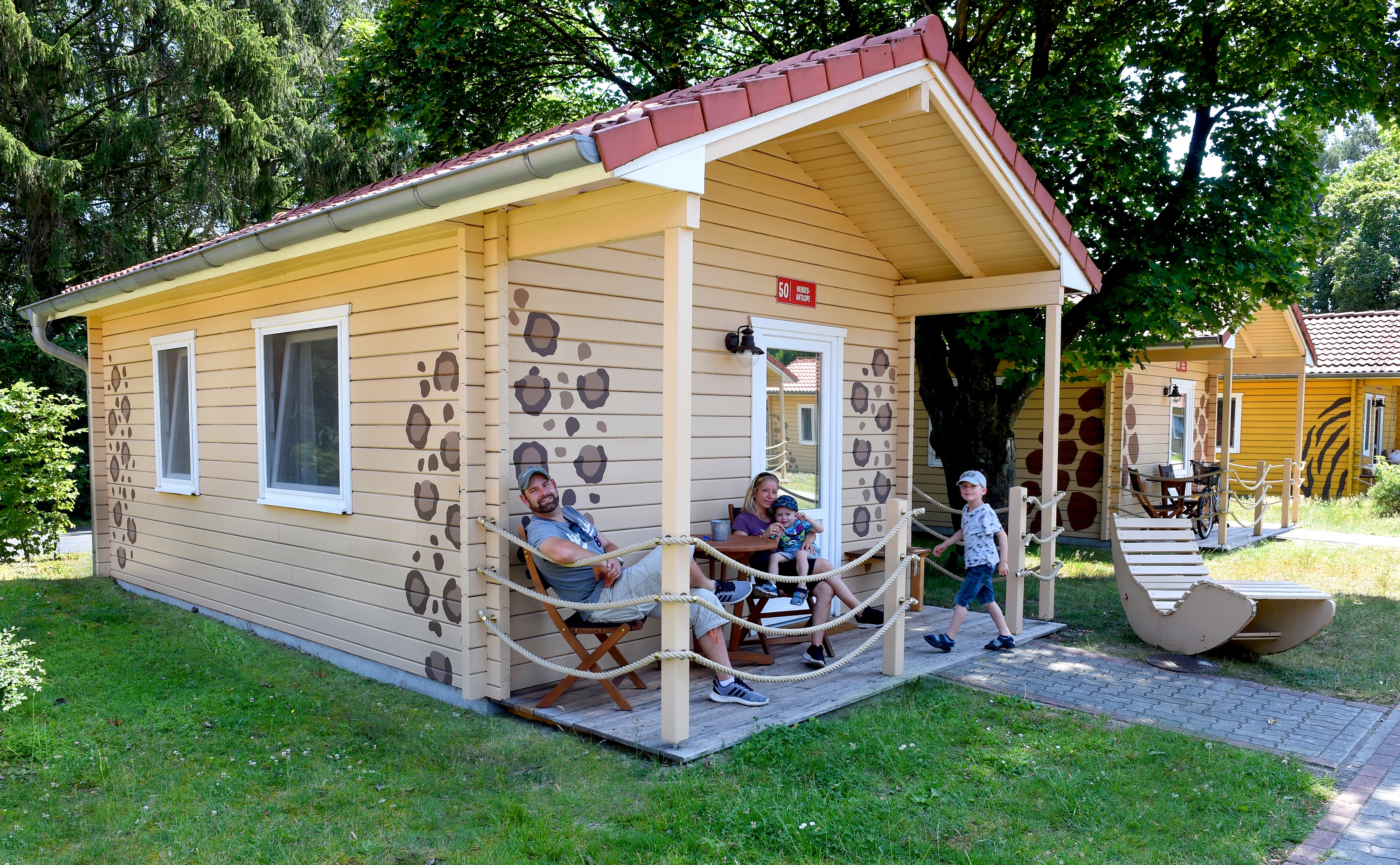Außenansicht/Veranda der Safari-Lodges
