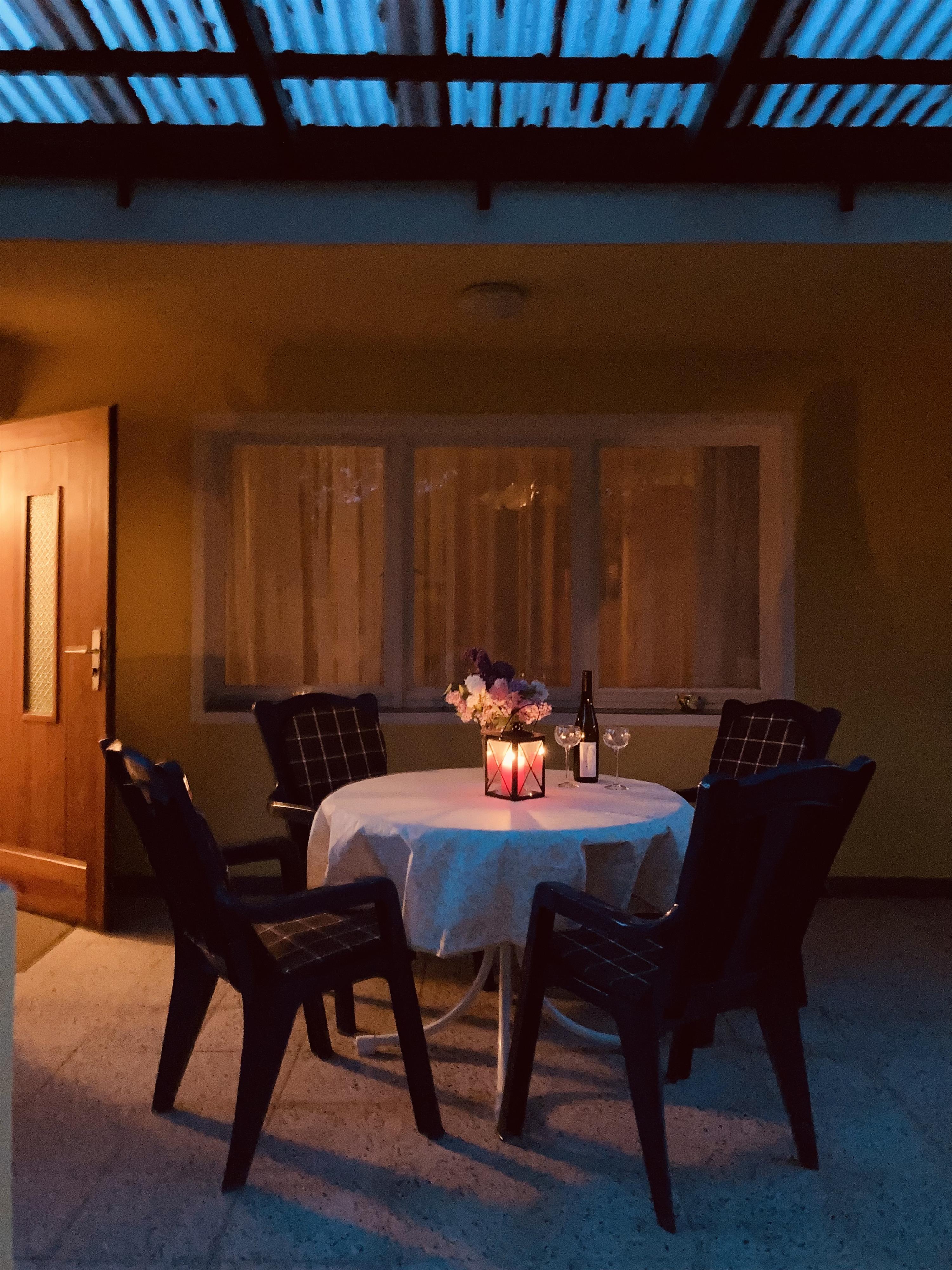 Abendstimmung auf der überdachten Terrasse