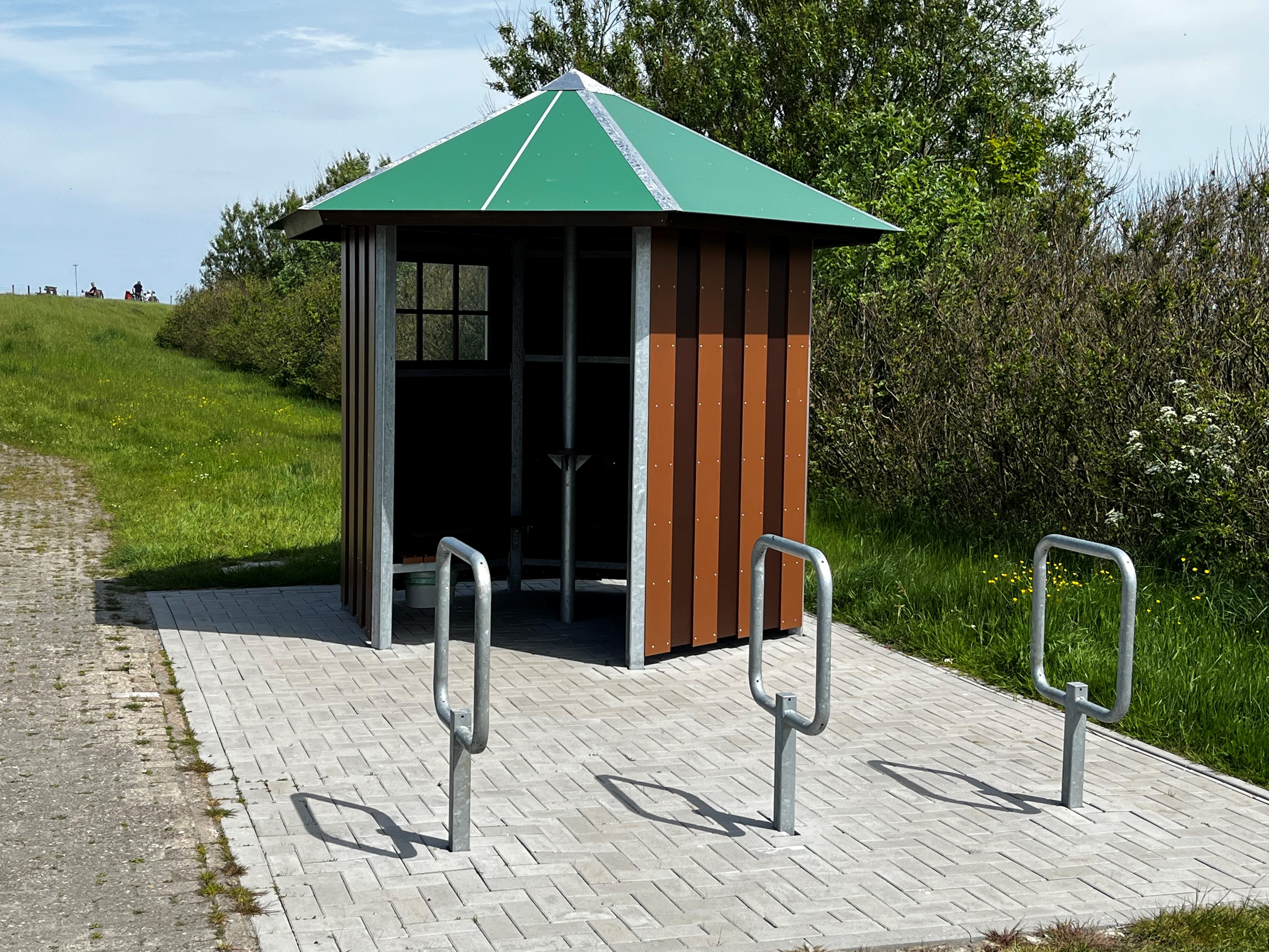 Rastplatz / Fahrradschutzhütte am Diekskiel in Pilsum