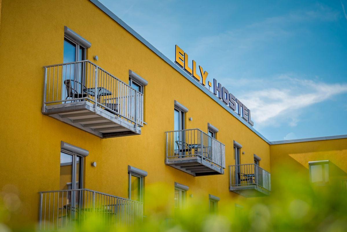 Elly Hostel – Motiv