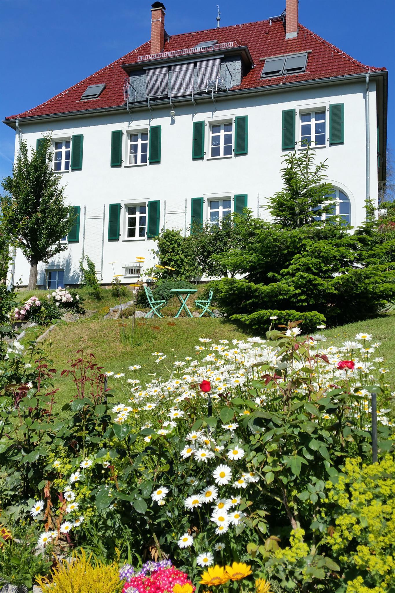 Blühender Garten an der Villa Sonnenblick