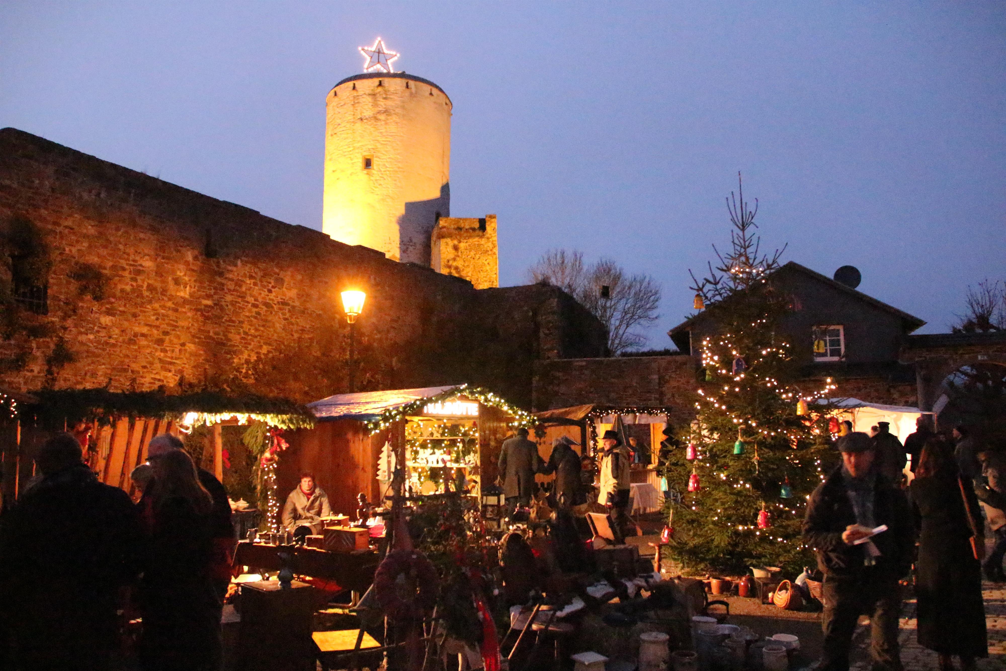 Stände im Burghof auf Burg Reifferscheid
