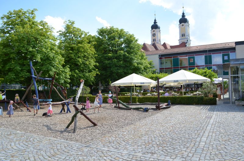 Platanenbiergarten beim Klostergasthof Roggenburg