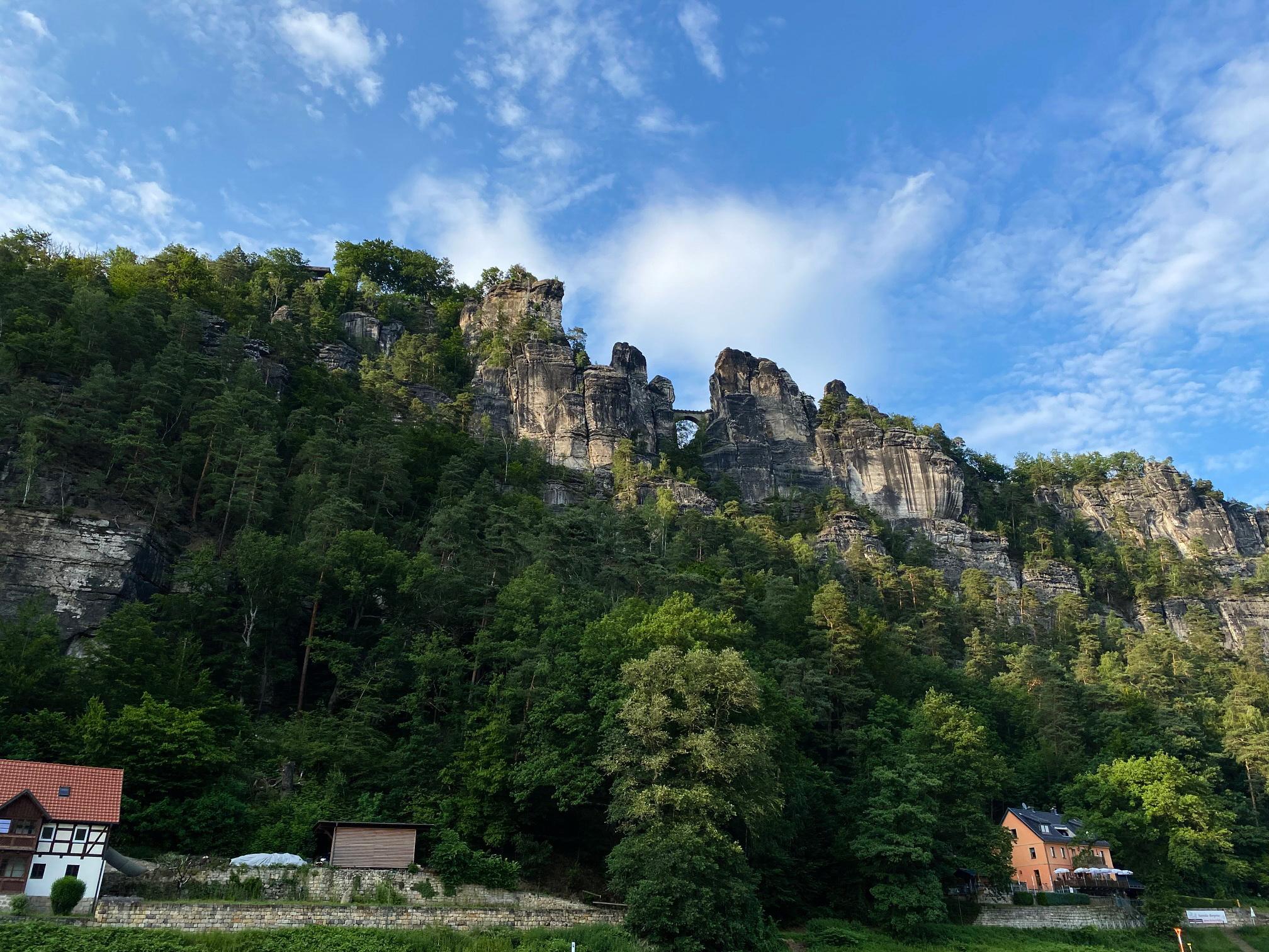 Ausflugstipp Kurort Rathen Blick zur Basteibrücke