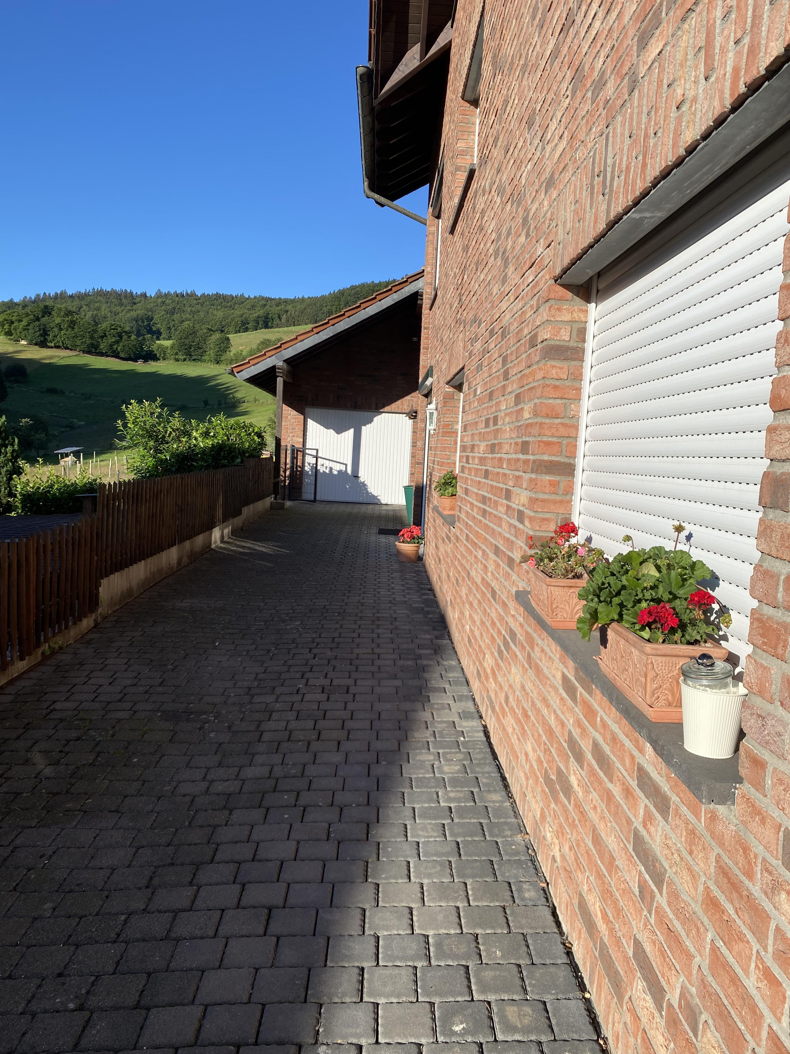 Autostellplatz der Ferienwohnung mit Eingang