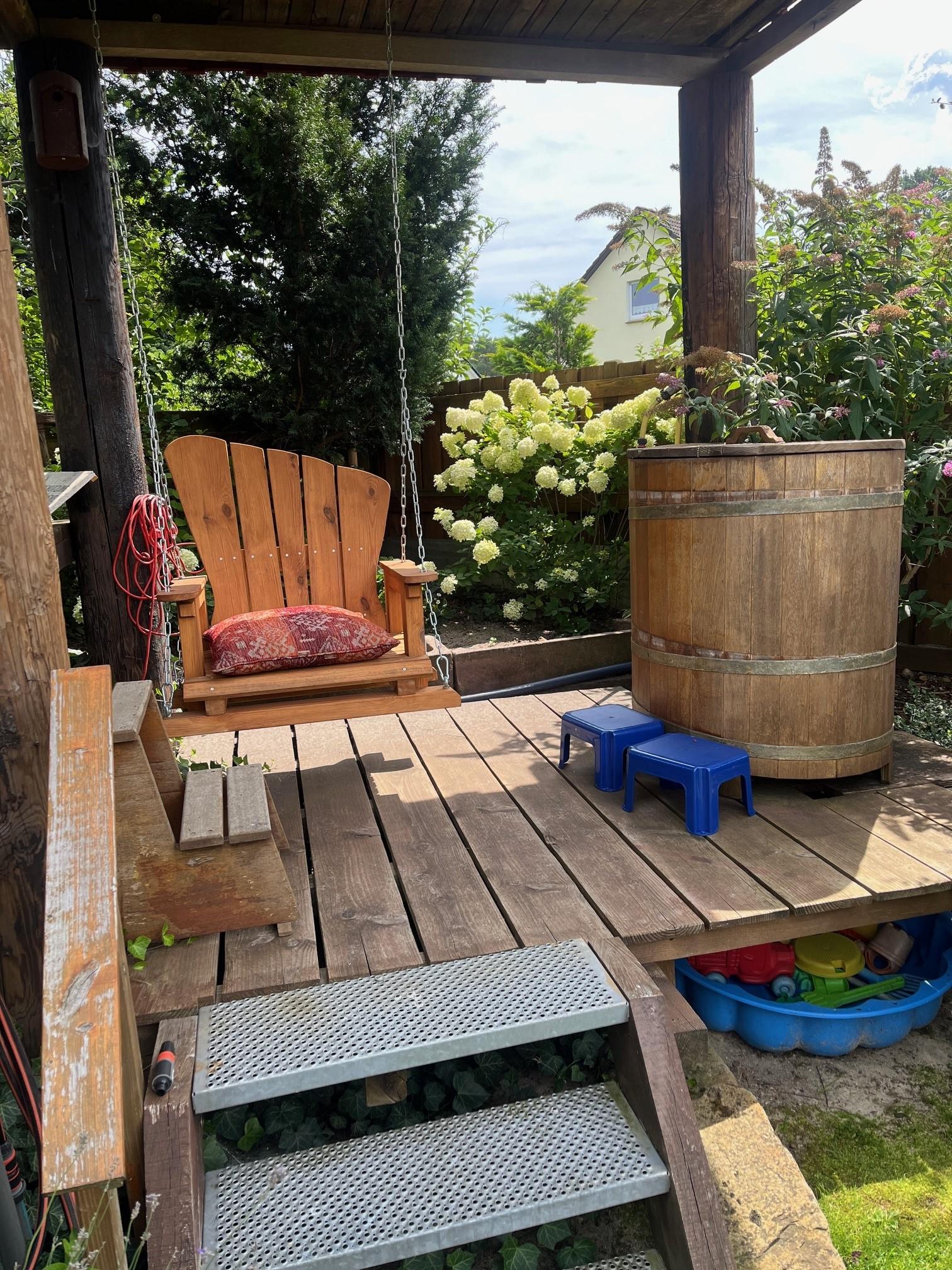 FH Holz Schaukel an der Sauna