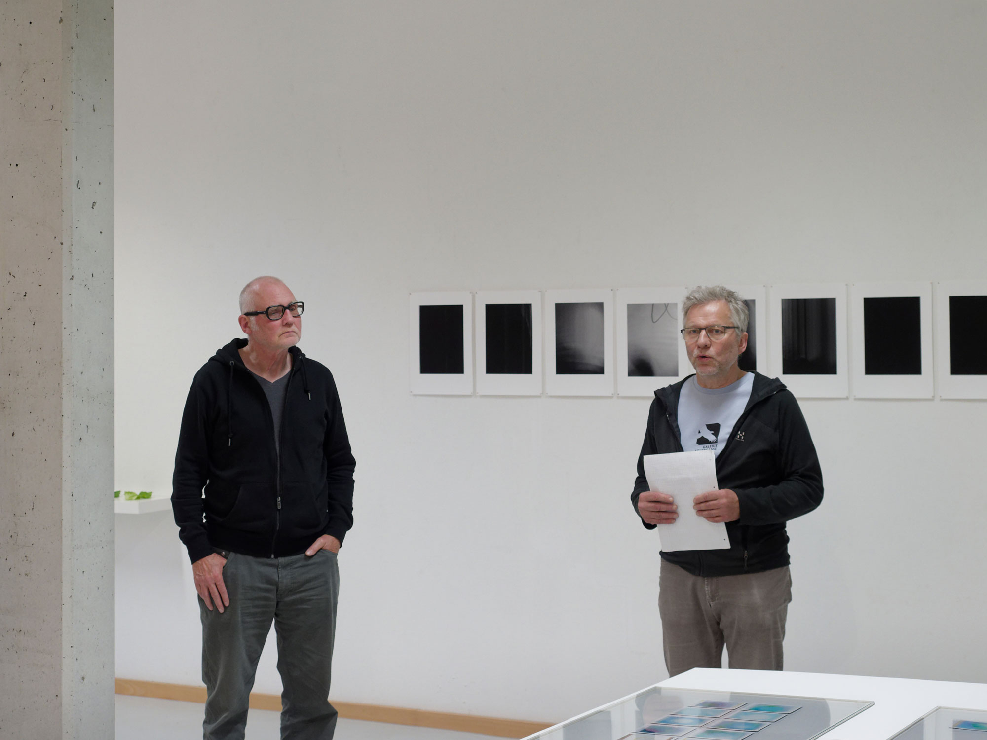 esm2_Eröffnung der Ausstellung „Wieland Krause - RE AKTION_ Spuren Fragmente Störungen“ in der Galerie Adlergasse, Dresden, Mai 2023, links Wieland Krause, rechts Henry Puchert .jpg