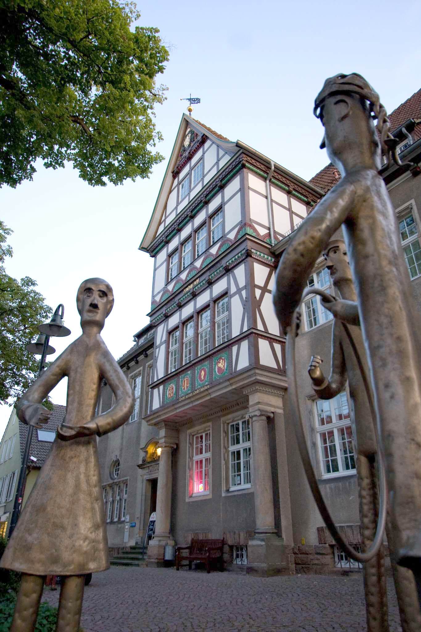 Stadt Petershagen_Petershagen_Evelyn Hotze_Altes Amtsgericht_Giebel_Skulpturenfamilie im Vordergrund_hoch.jpg