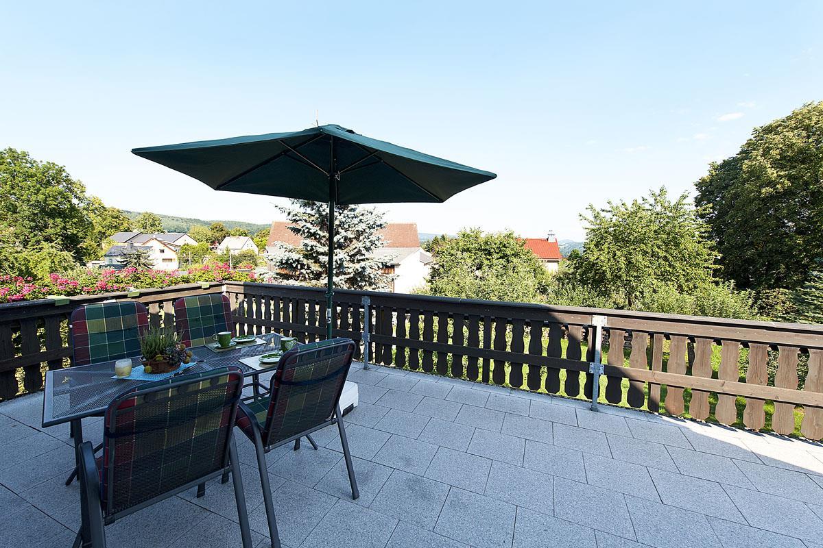 Sonnige Dachterrasse mit Gartenmöbel
